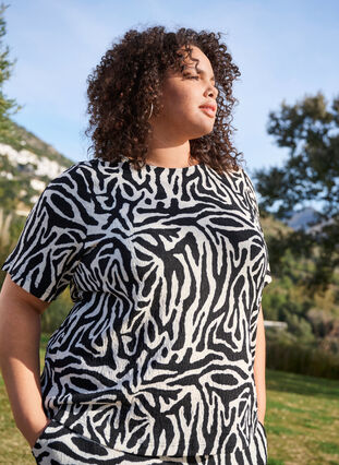 Zizzi Kortermet bluse med sebraprint, Svart, Image image number 0