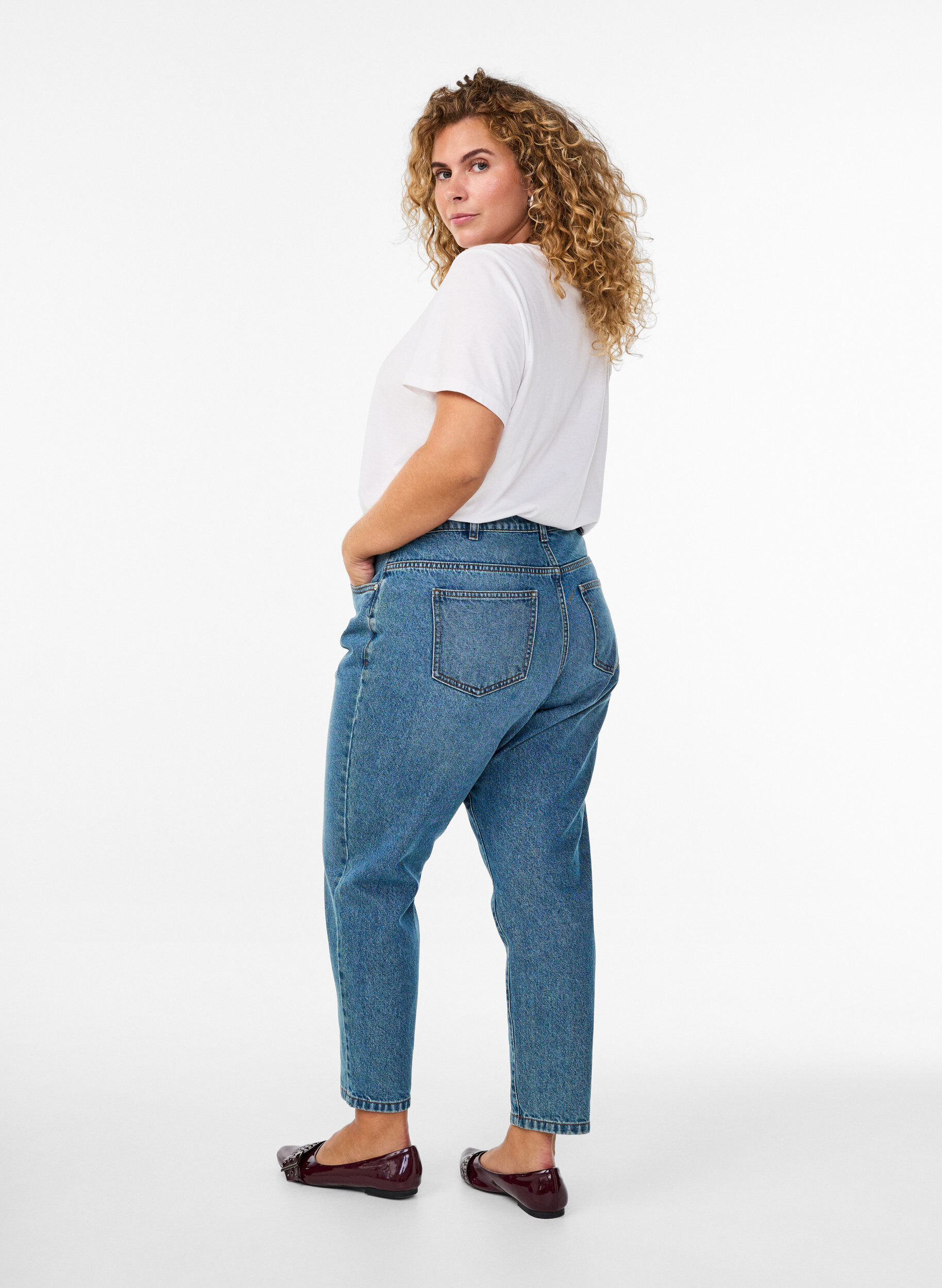 Zizzi Mille Mom Fit Jeans med h&oslash;y midje, Bl&aring;, Model image number 1