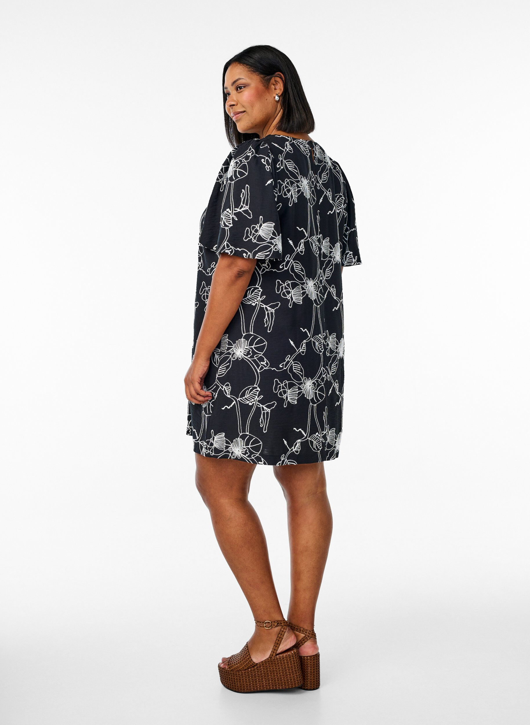 ZizziKort A-formet kjole med brodert m&oslash;nster, Svart, Model image number 2