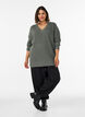 Lang ribbestrikket bluse med V-hals, Gr&oslash;nn, Model image number 1