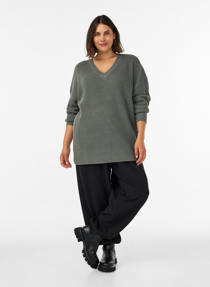 Lang ribbestrikket bluse med V-hals, Gr&oslash;nn, Model image number 1