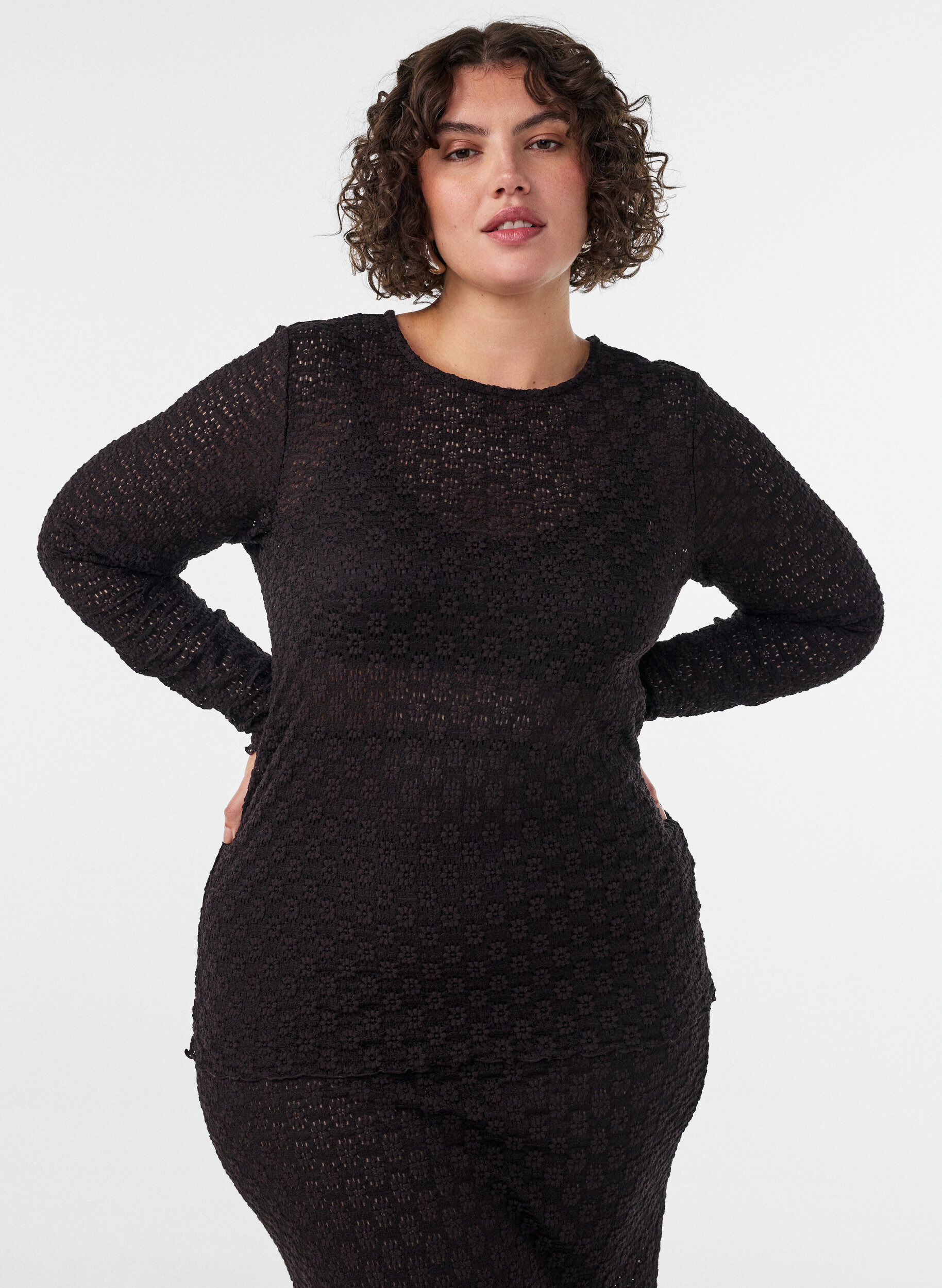 ZizziBluse med hullm&oslash;nster og lange ermer, Svart, Model image number 0
