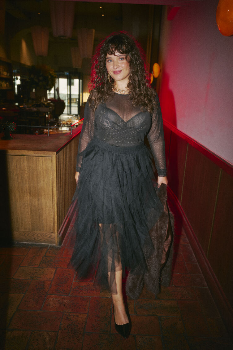 M&oslash;rk glamour med tyngde, , Model