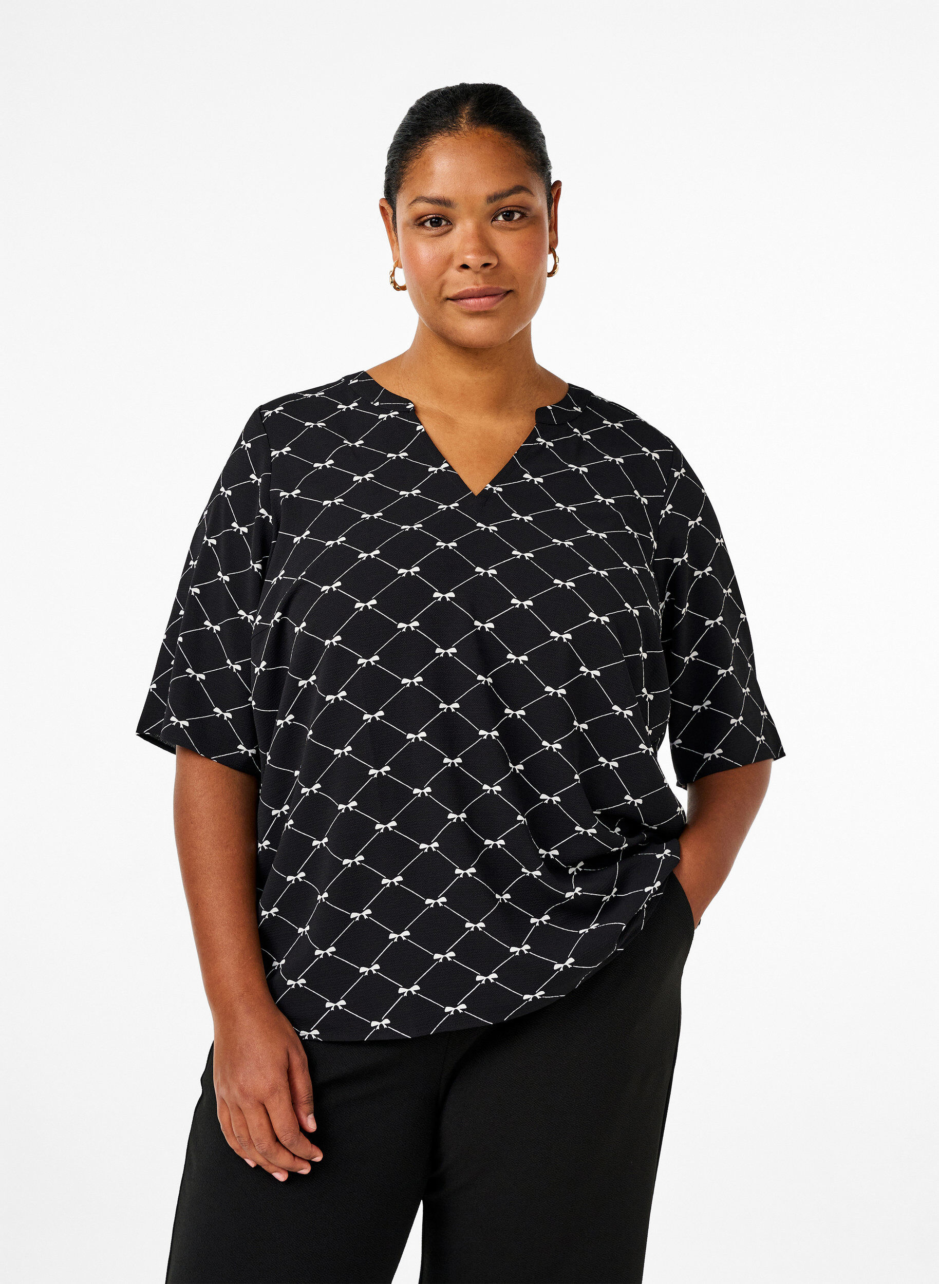 Zizzi Bluse med V-hals og sl&oslash;yfetrykk, Black Bow AOP, Model image number 0