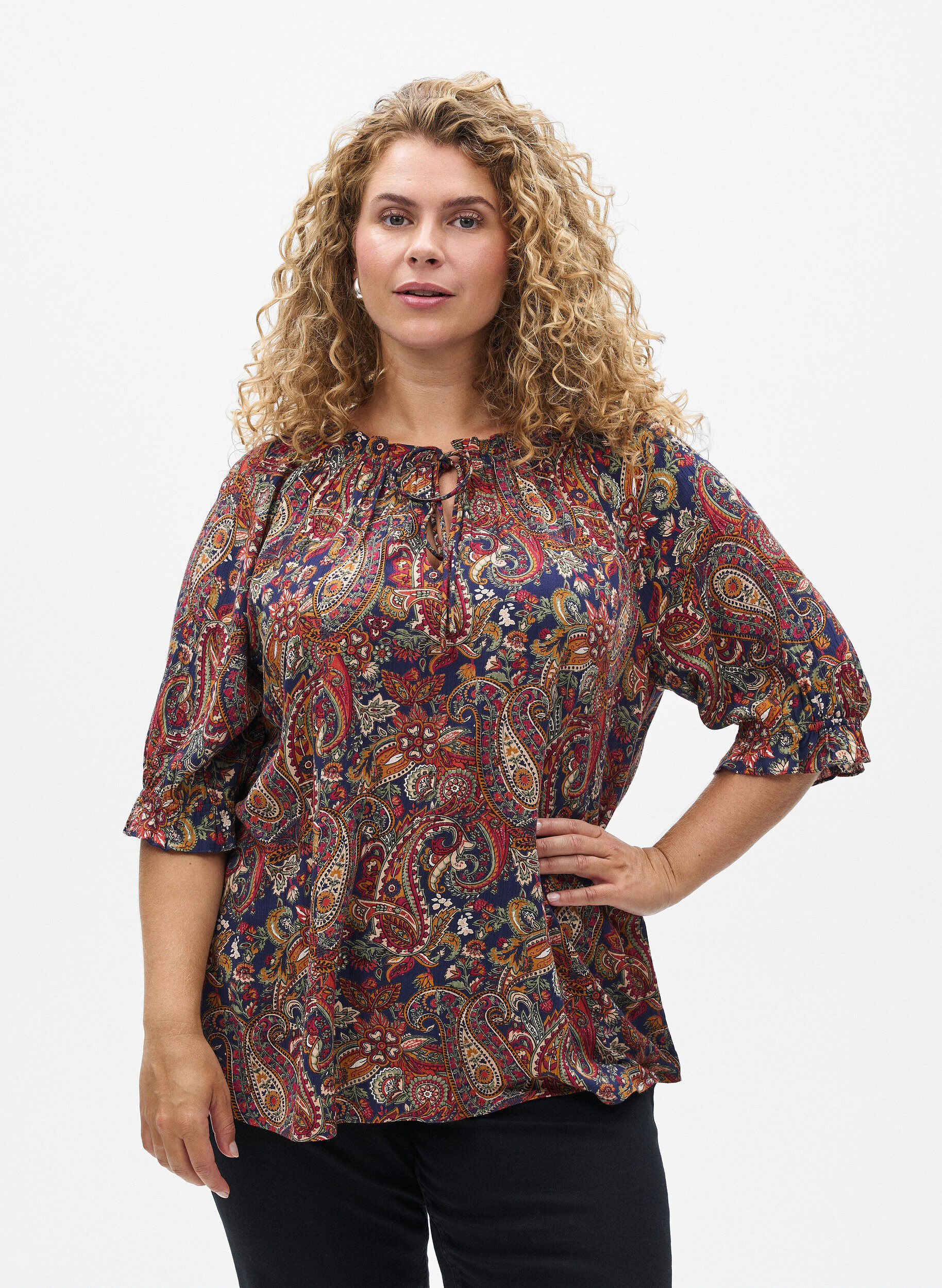 ZizziViskosebluse med paisleym&oslash;nster og albuelange ermer, Bl&aring;, Model image number 0