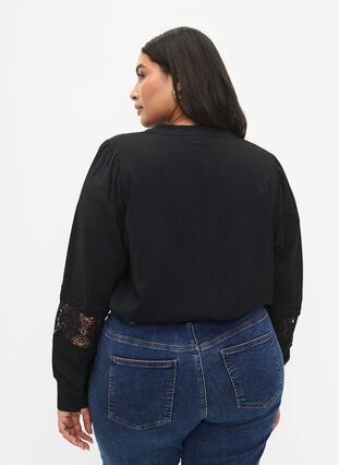 Zizzi Viskosebluse med heklede detaljer, Black, Model image number 1