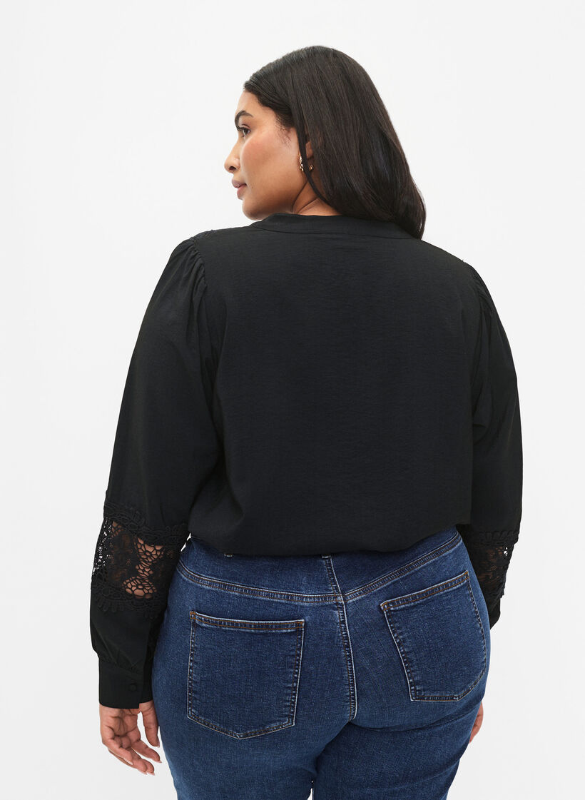 Viskosebluse med heklede detaljer, Black, Model image number 1
