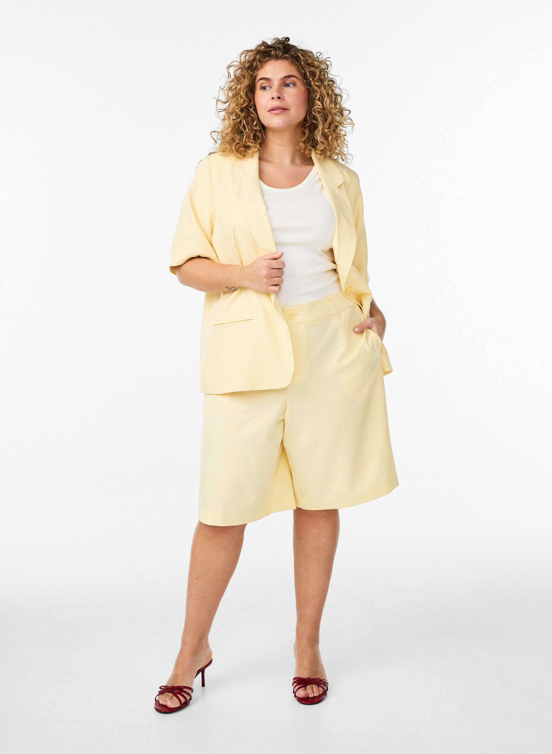 ZizziLoose fit Bermuda shorts med h&oslash;y midje, Gul, Model image number 1