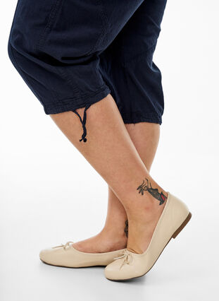 Zizzi Capribukser i bomull, Blå, Model image number 3