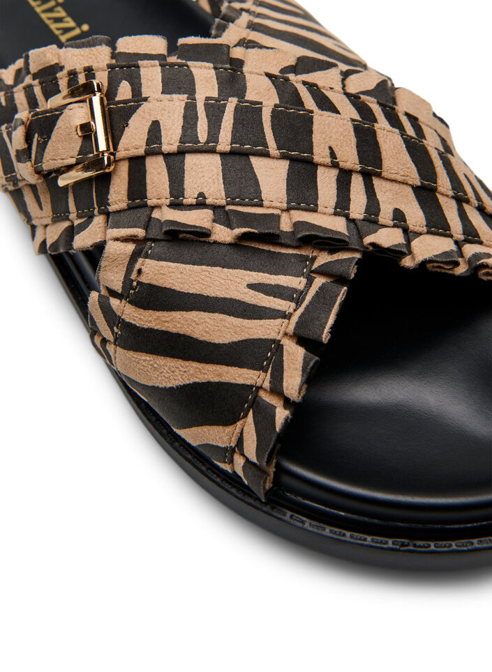 Wide fit - Slip-on sandal med volangkanter, Zebra AOP, Packshot