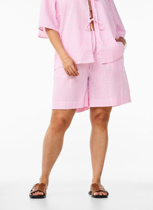 Zizzi FLASH - Stripete shorts med høy midje, Rosa, Model image number 3