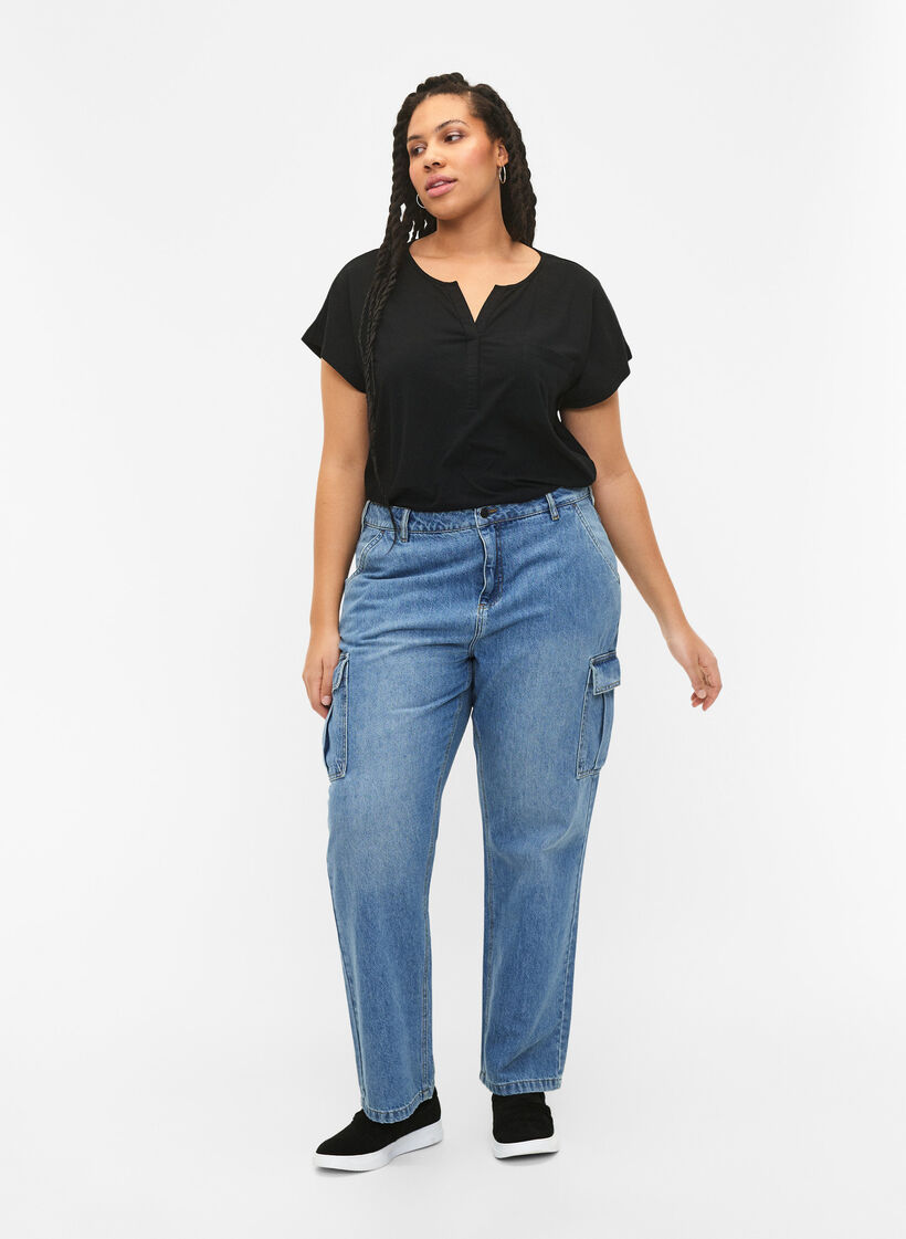 T-skjorte med V-hals og brystlomme, Black, Model image number 2