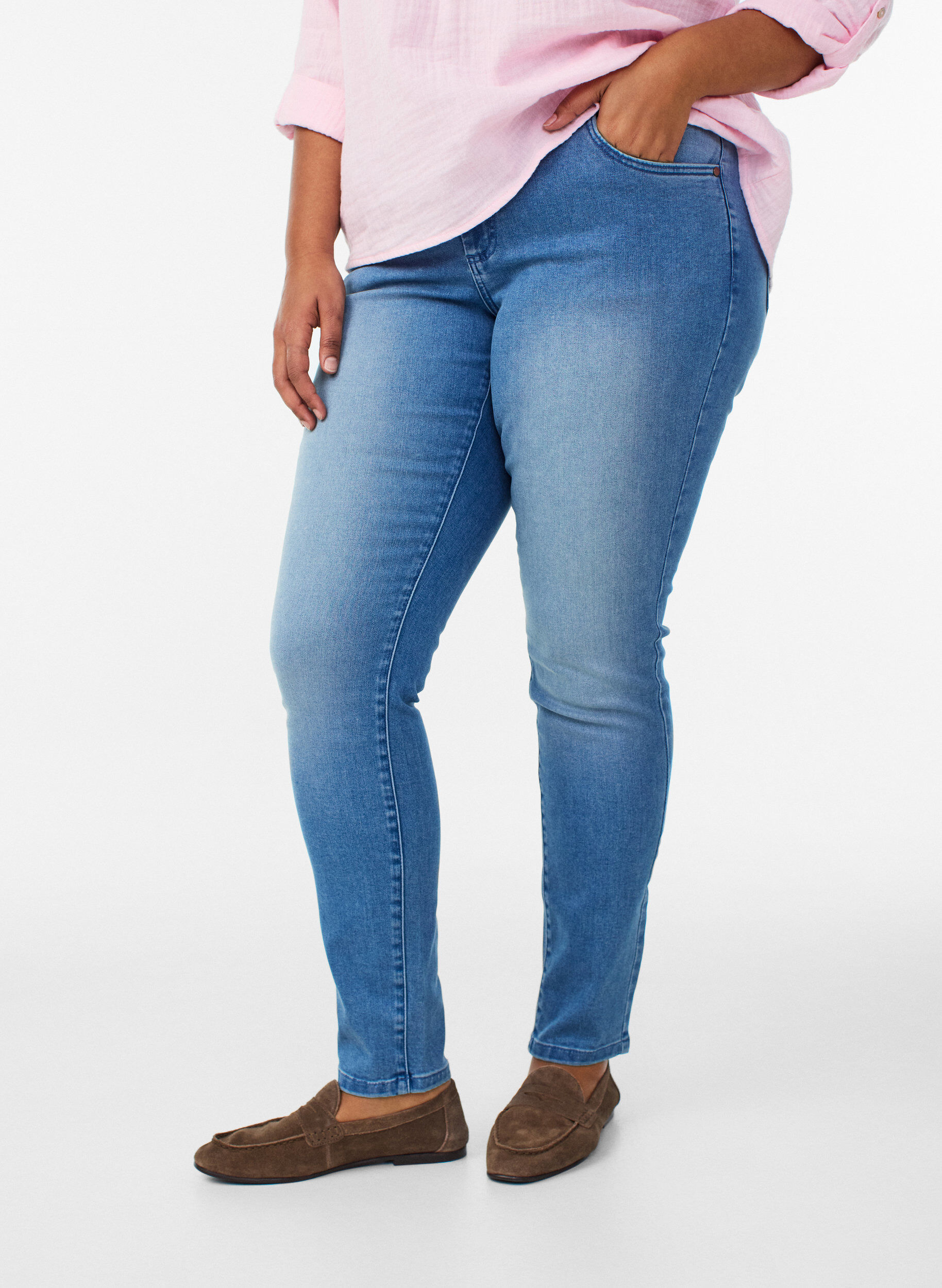 ZizziSlim fit Emily jeans med normal h&oslash;yde i livet, Bl&aring;, Model image number 2