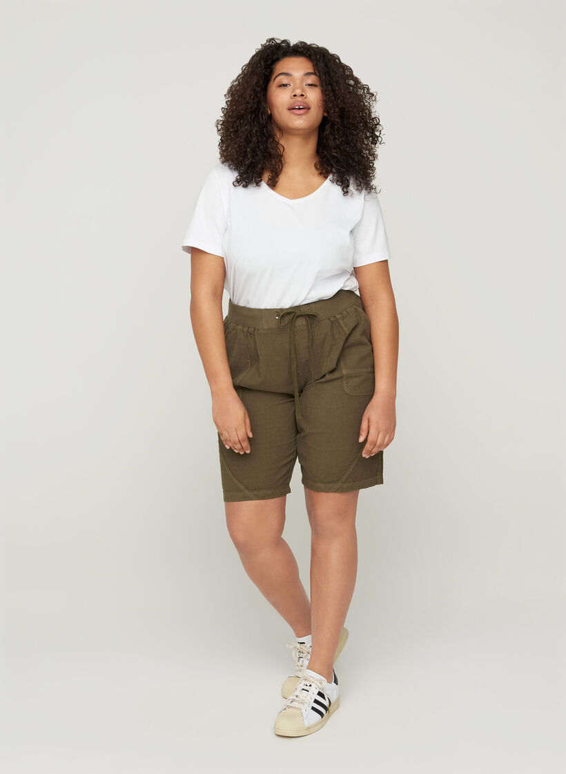 Løse shorts med lommer i bomull, Ivy Green, Model