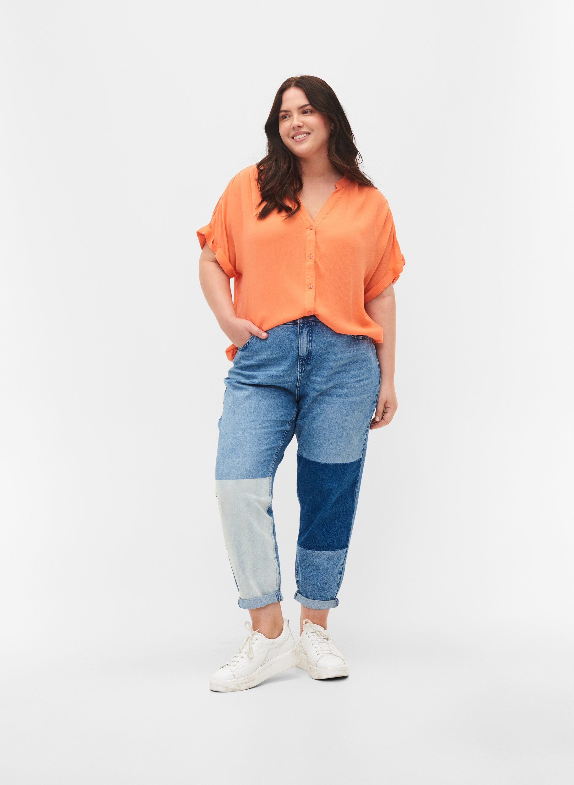 Zizzi Mille mom fit jeans med colorblock, Blue Denim Comb, Model image number 0