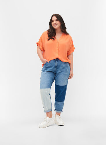 Mille mom fit jeans med colorblock, Blue Denim Comb, Model image number 0