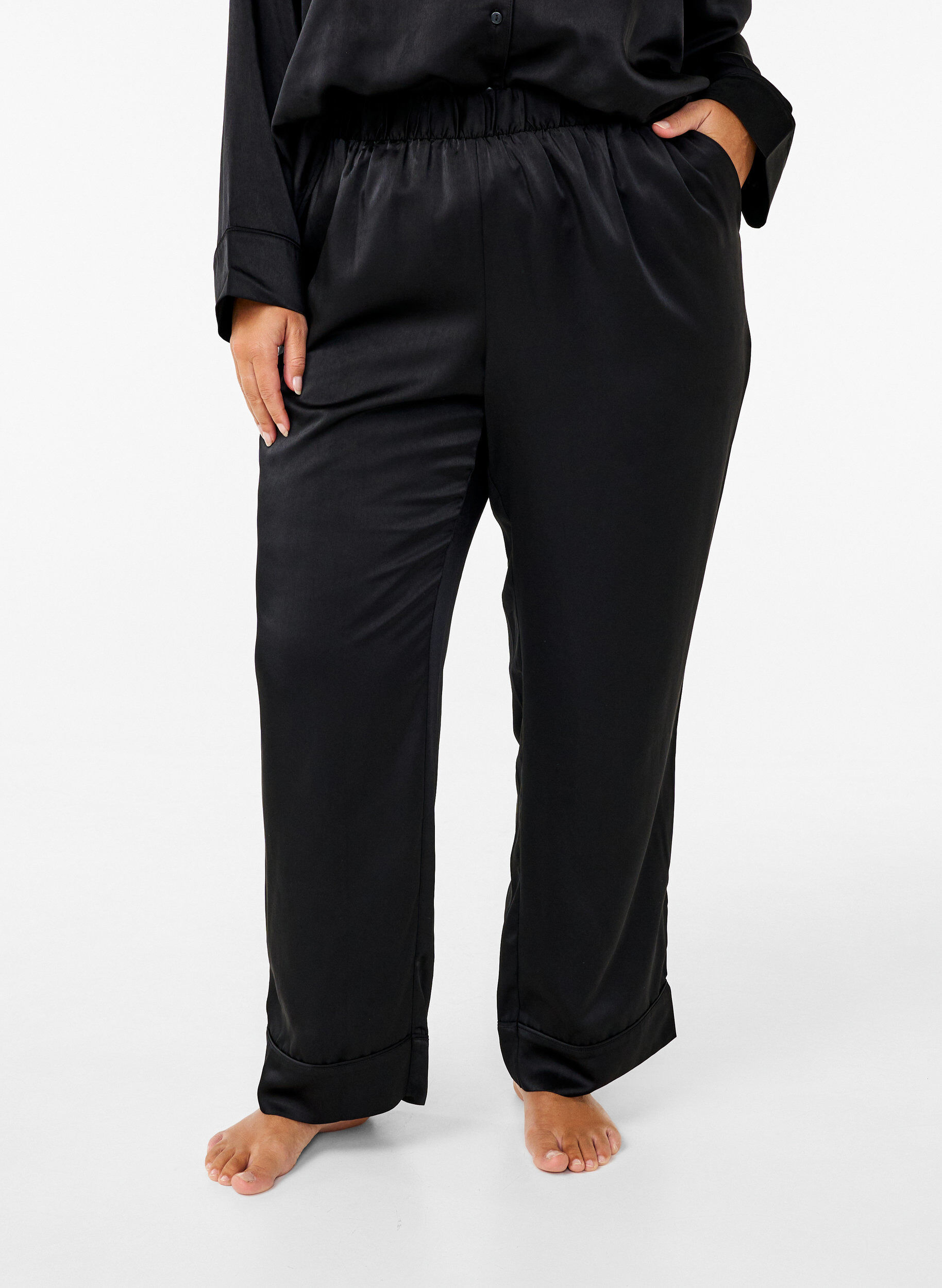 Zizzi Pyjamasbukse i sateng med elastisk linning, Black, Model image number 2