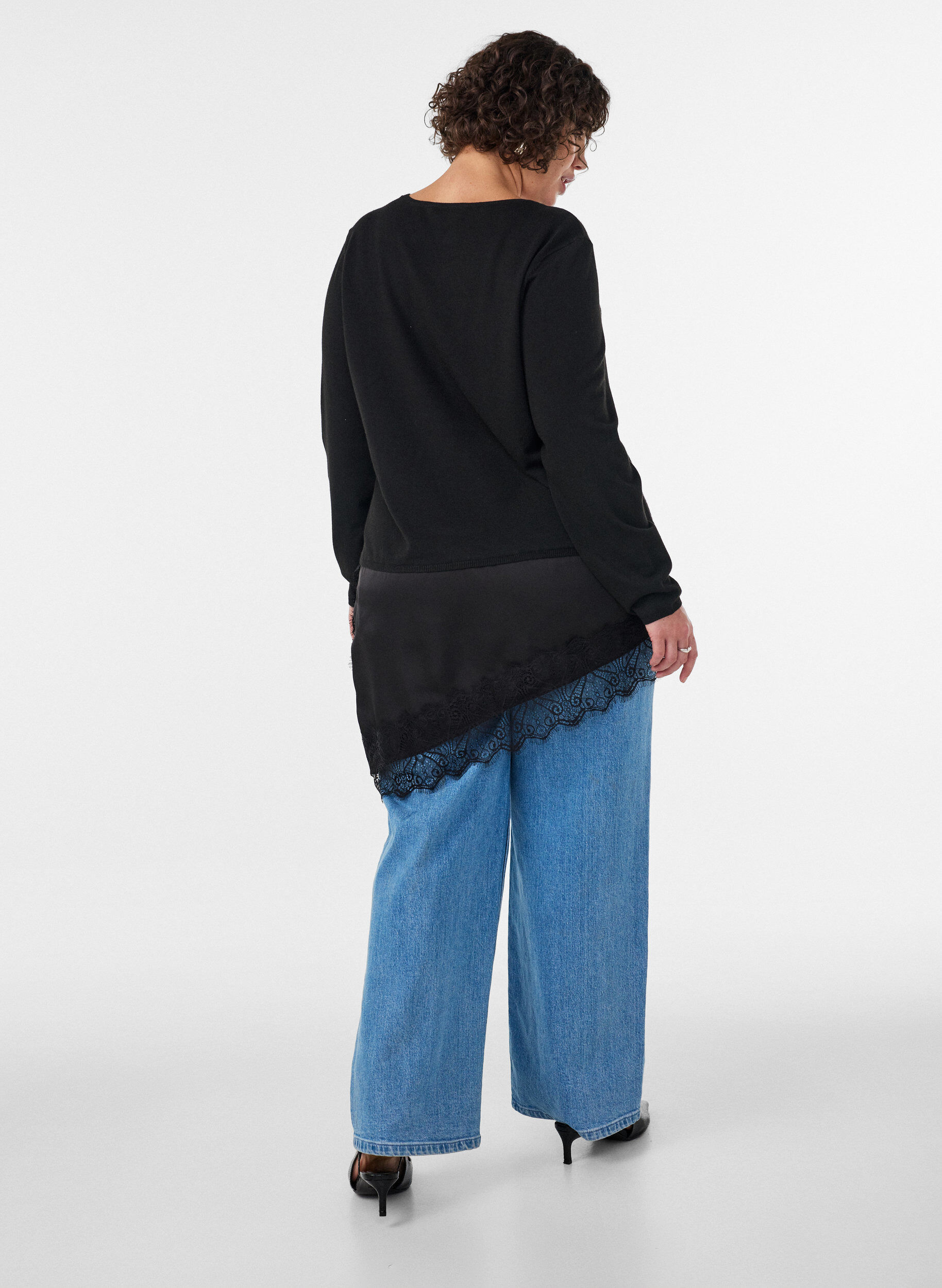 ZizziStrikkebluse med lagvis effekt og blondekant, Svart, Model image number 2