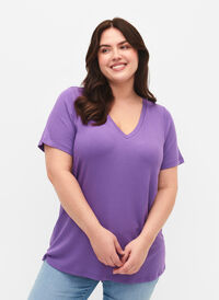 T-skjorte i viskose med ribb og V-hals, Deep Lavender, Model