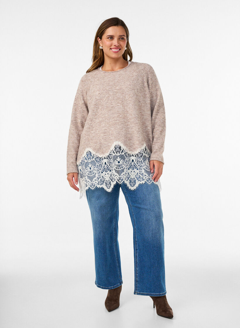 Strikkebluse med raglanermer og en bred blondedetalj, Beige, Model image number 1