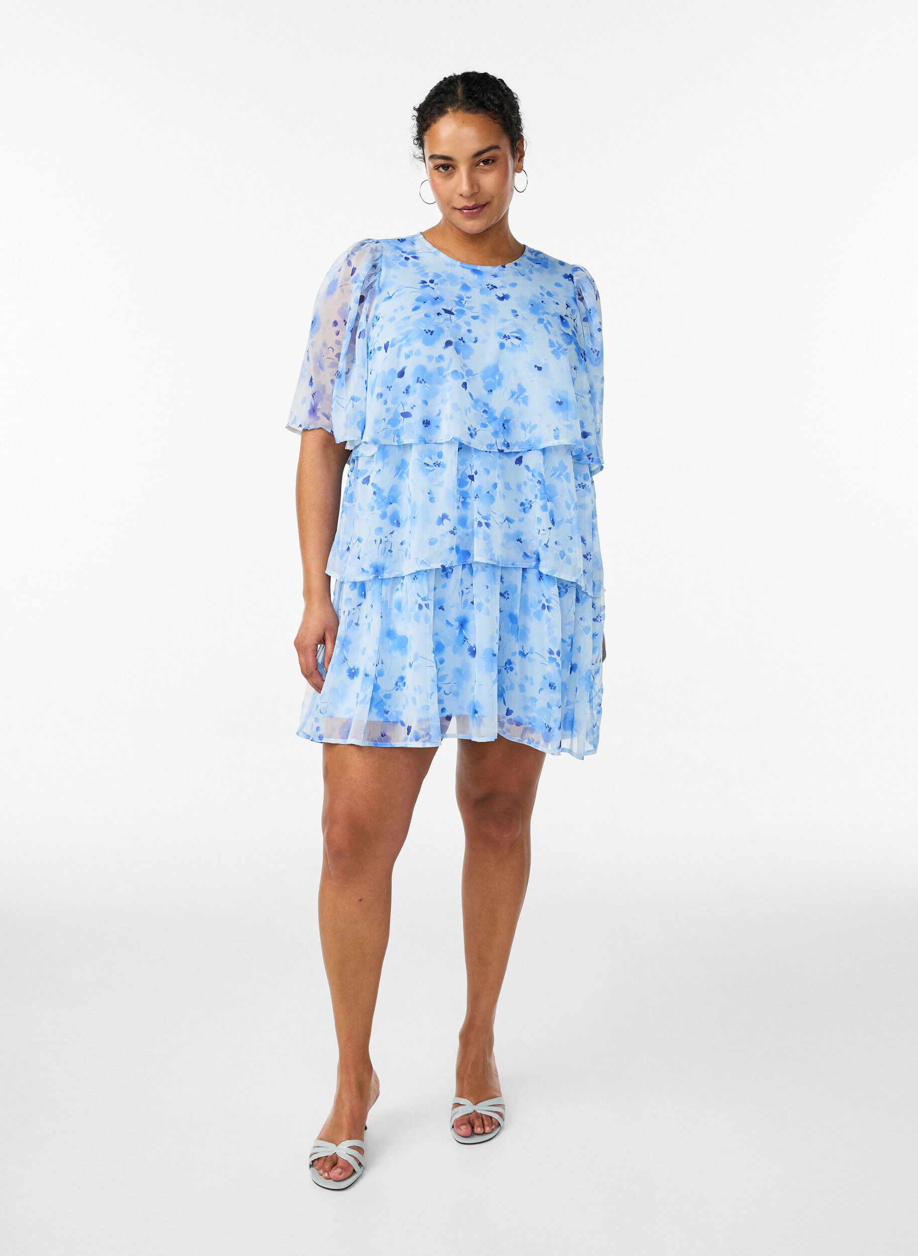 ZizziKort kjole i chiffonlook med blomsterprint og volanger, Bl&aring;, Model image number 1