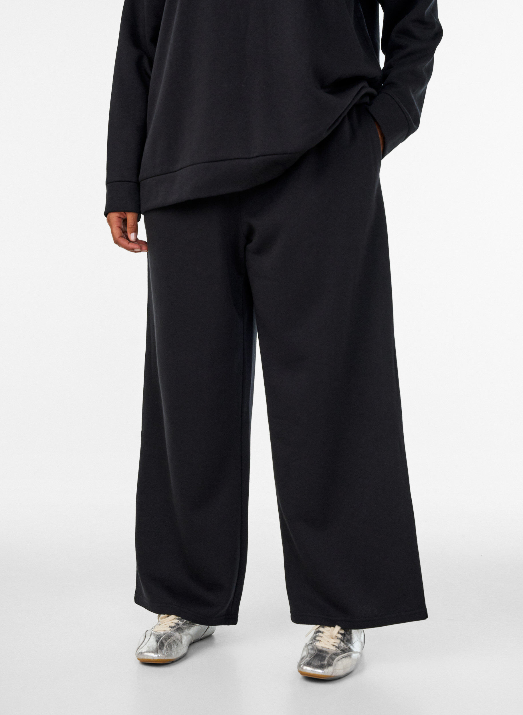 ZizziSweatpants med h&oslash;y midje og vide ben, Svart, Model image number 2