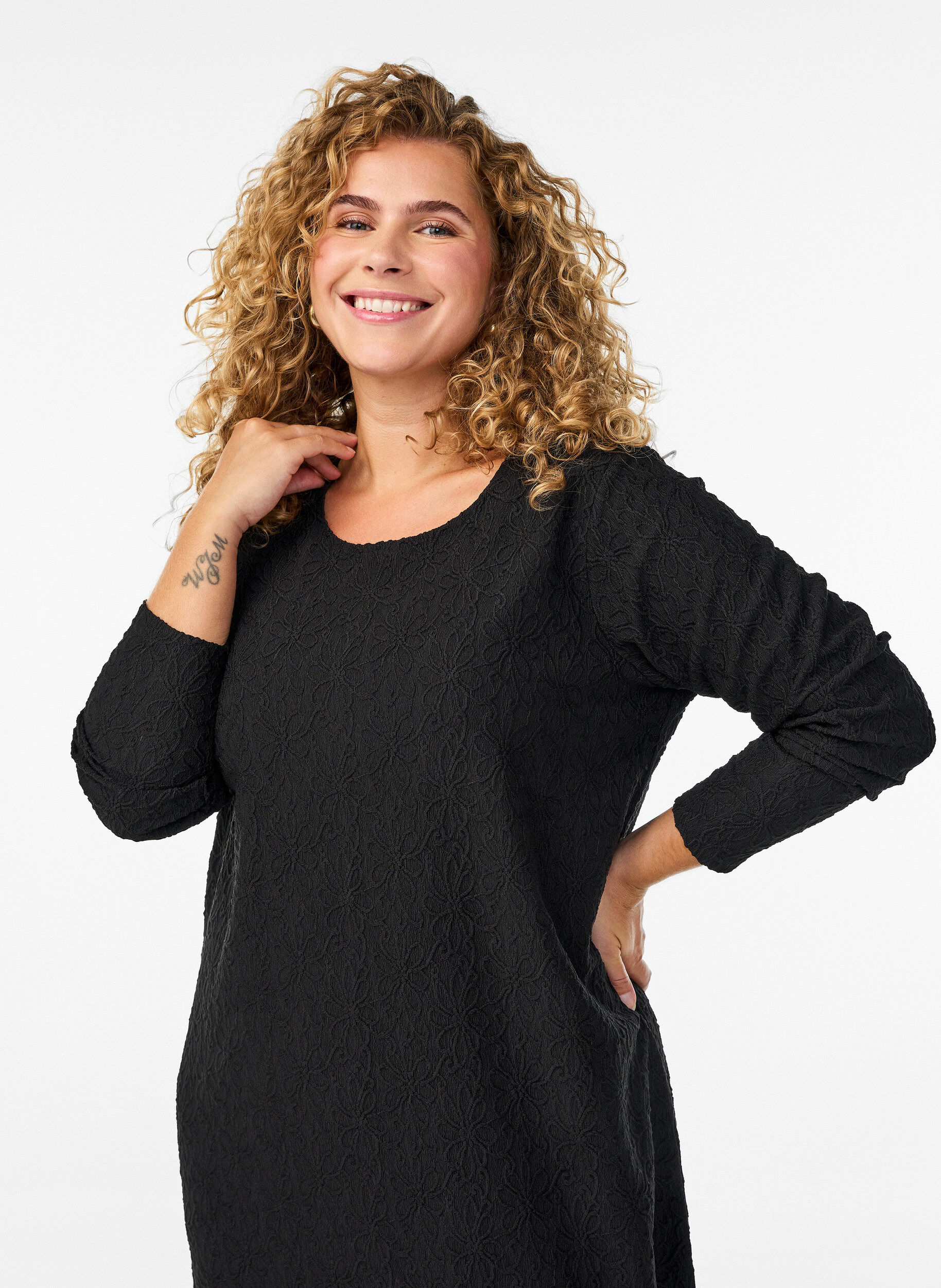 Zizzi Blomstrete teksturert kjole med lange ermer, Svart, Model image number 2