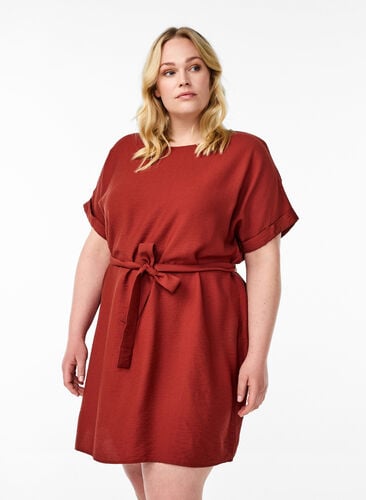 Zizzi Kort kjole med ledig passform og bindebelte, Rød, Model image number 0