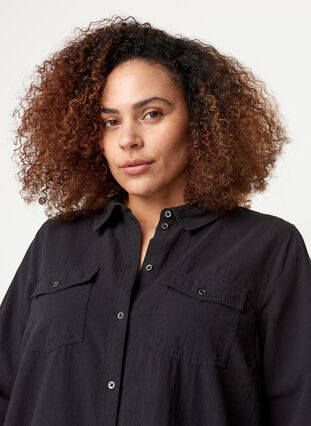 Lang bomullsskjorte med brystlommer, Black, Model image number 2