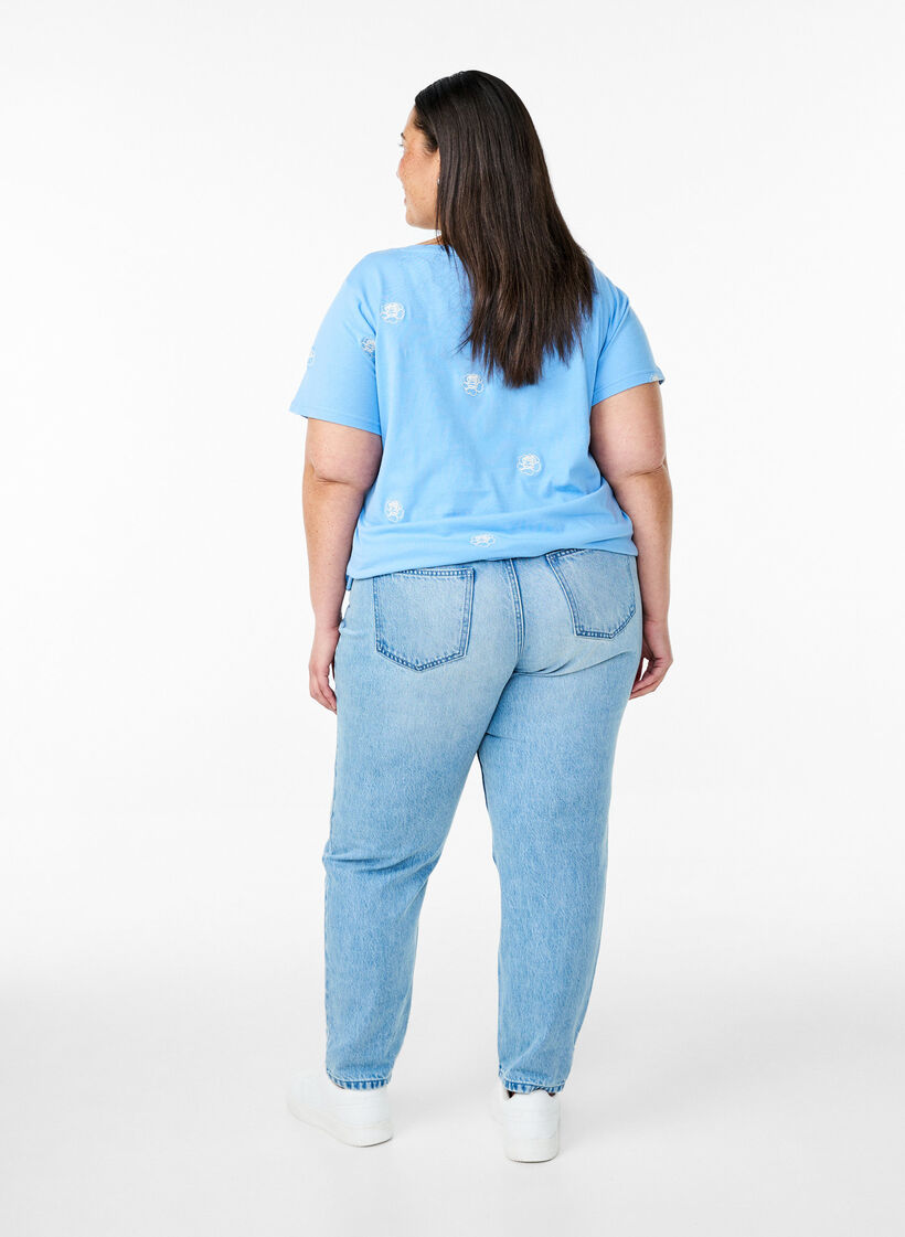 Mille Mom fit jeans med distressed detaljer, Light Blue Denim, Model