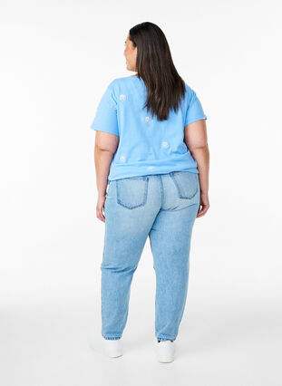 Zizzi Mille Mom fit jeans med distressed detaljer, Light Blue Denim, Model image number 1