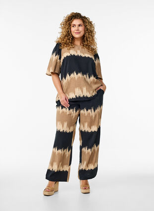 Zizzi Bluse med vide ermer og grafisk trykk, Svart, Model image number 1
