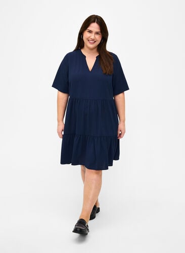 Zizzi Kortermet kjole med A-lineskåret snitt og snittlinjer, Blå, Model image number 1