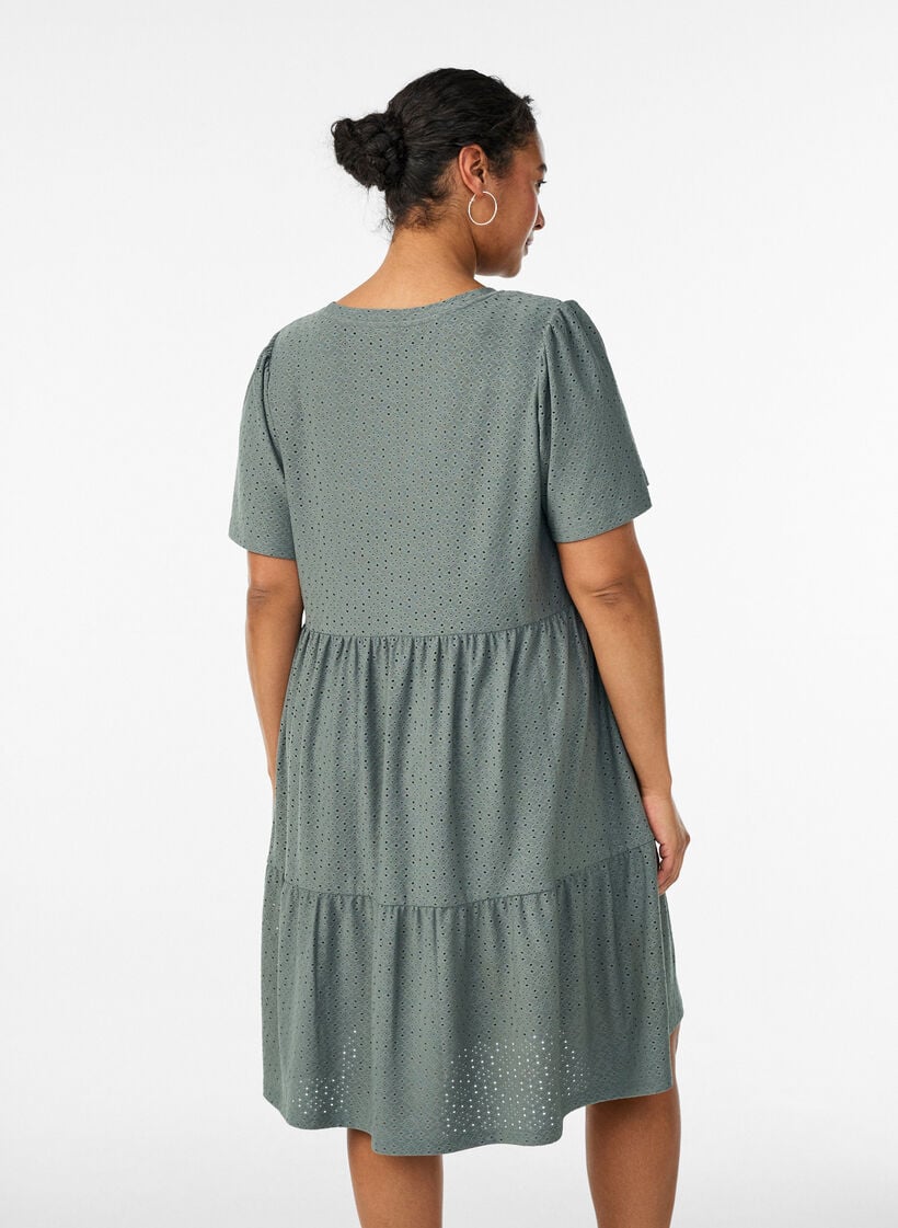 Kort kjole med blondem&oslash;nster og lagdelt skj&oslash;rt, Gr&oslash;nn, Model image number 2