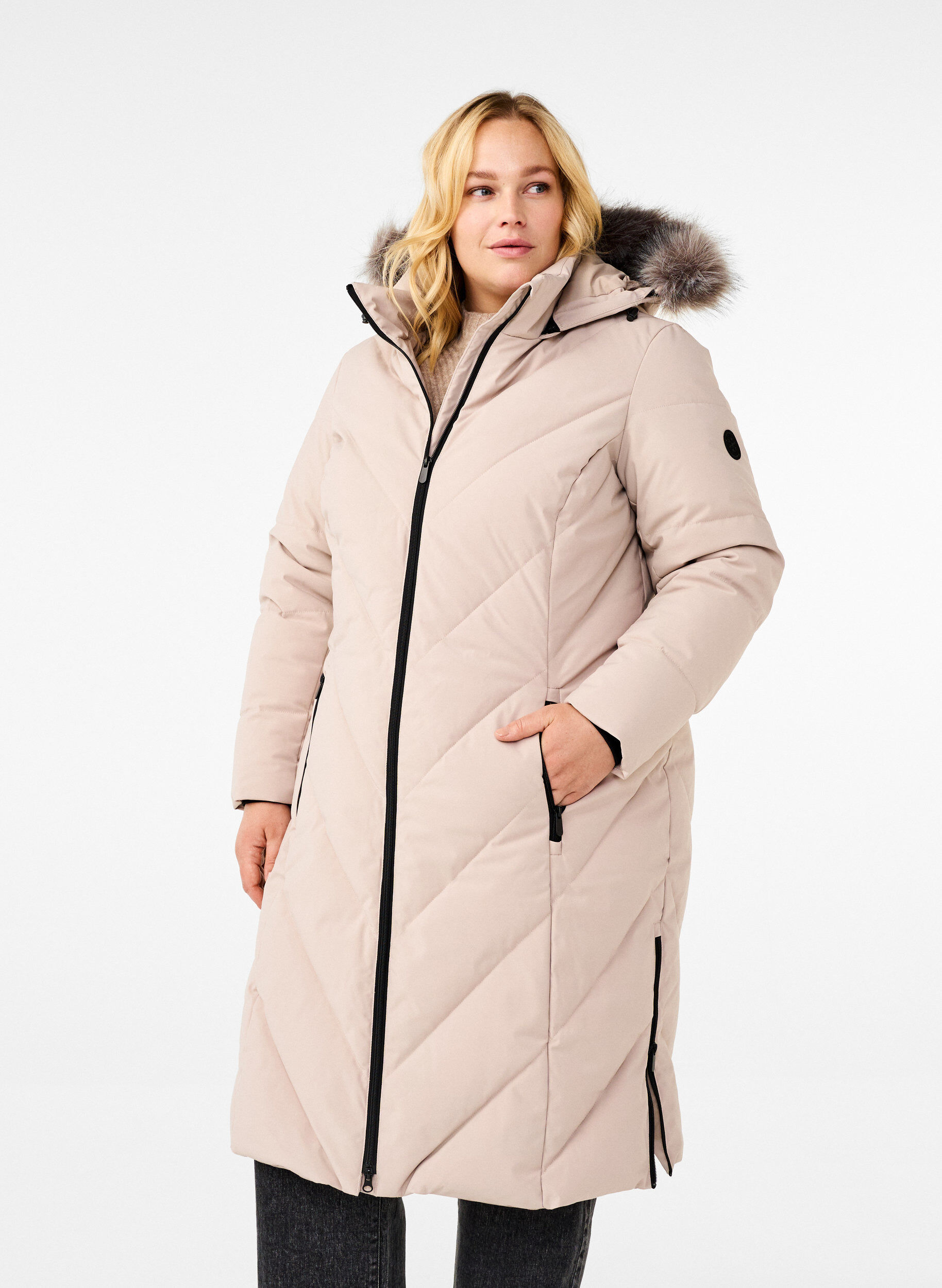 Lang vinterk&aring;pe med kroklukking og en imitert pelskrage, Beige, Model