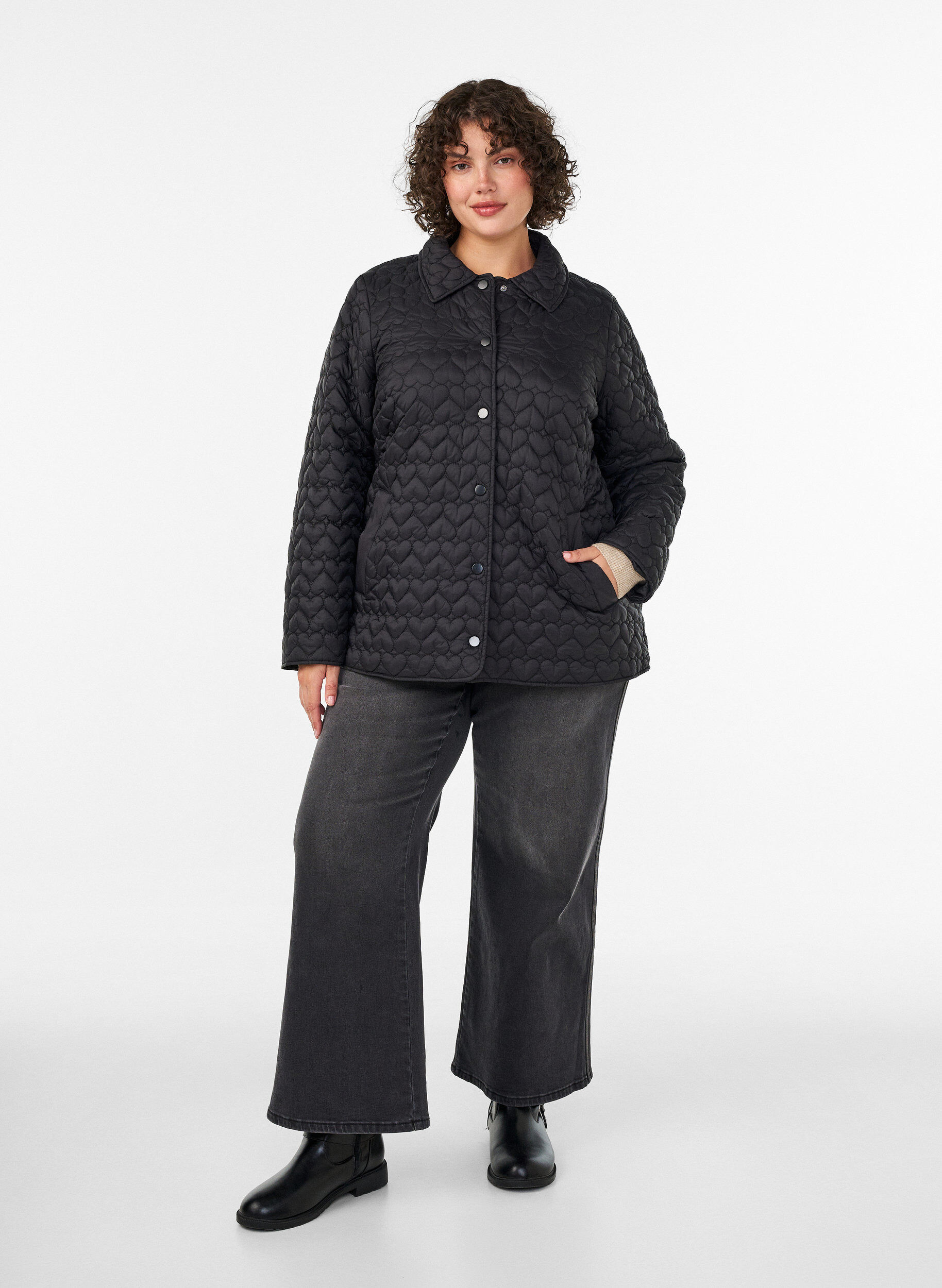 ZizziLett polstret jakke med dekorativ quilting, Svart, Model image number 1
