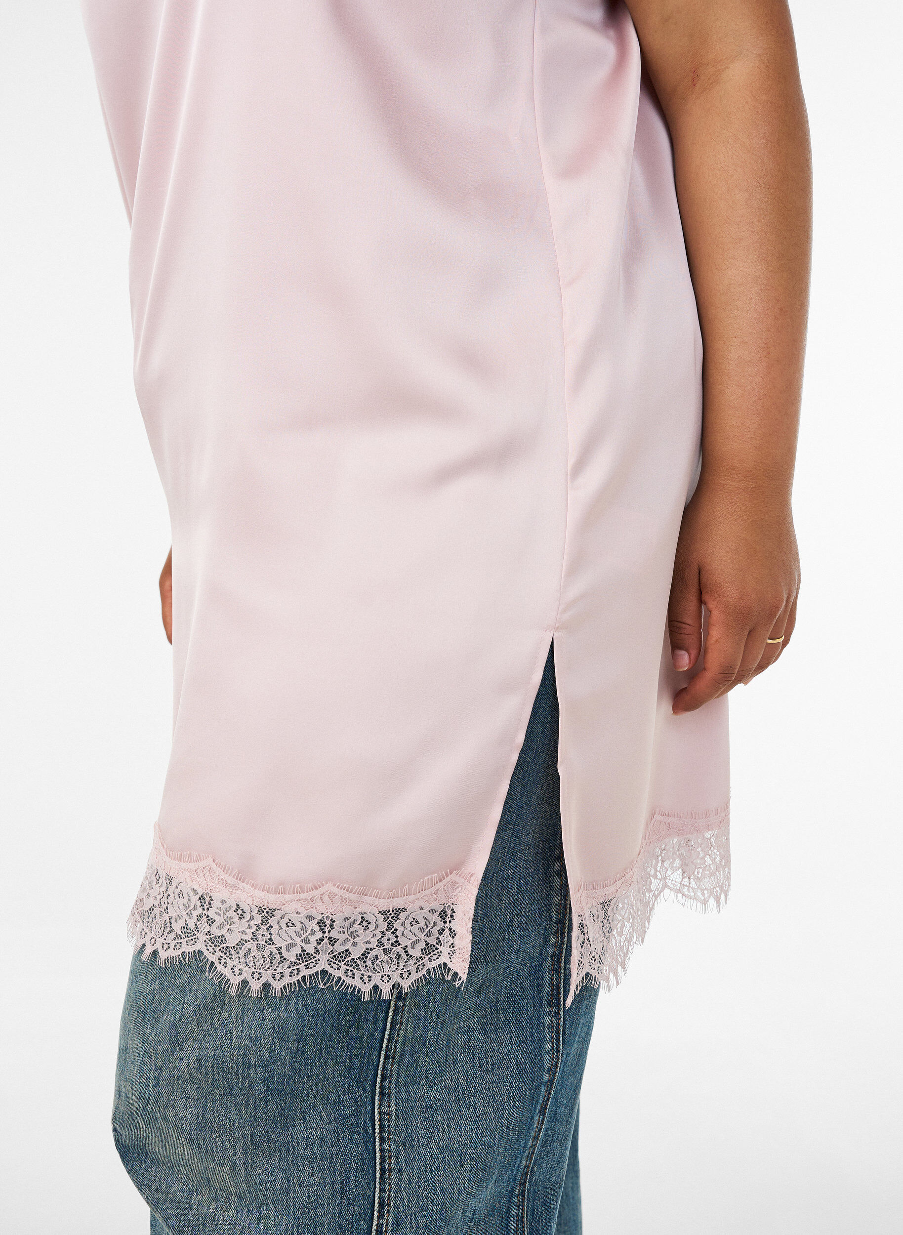 ZizziLang satintopp med blonder i kantene, Rosa, Model image number 4