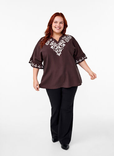 Zizzi Kortermet bluse med trykk og volanger, Brun, Model image number 1