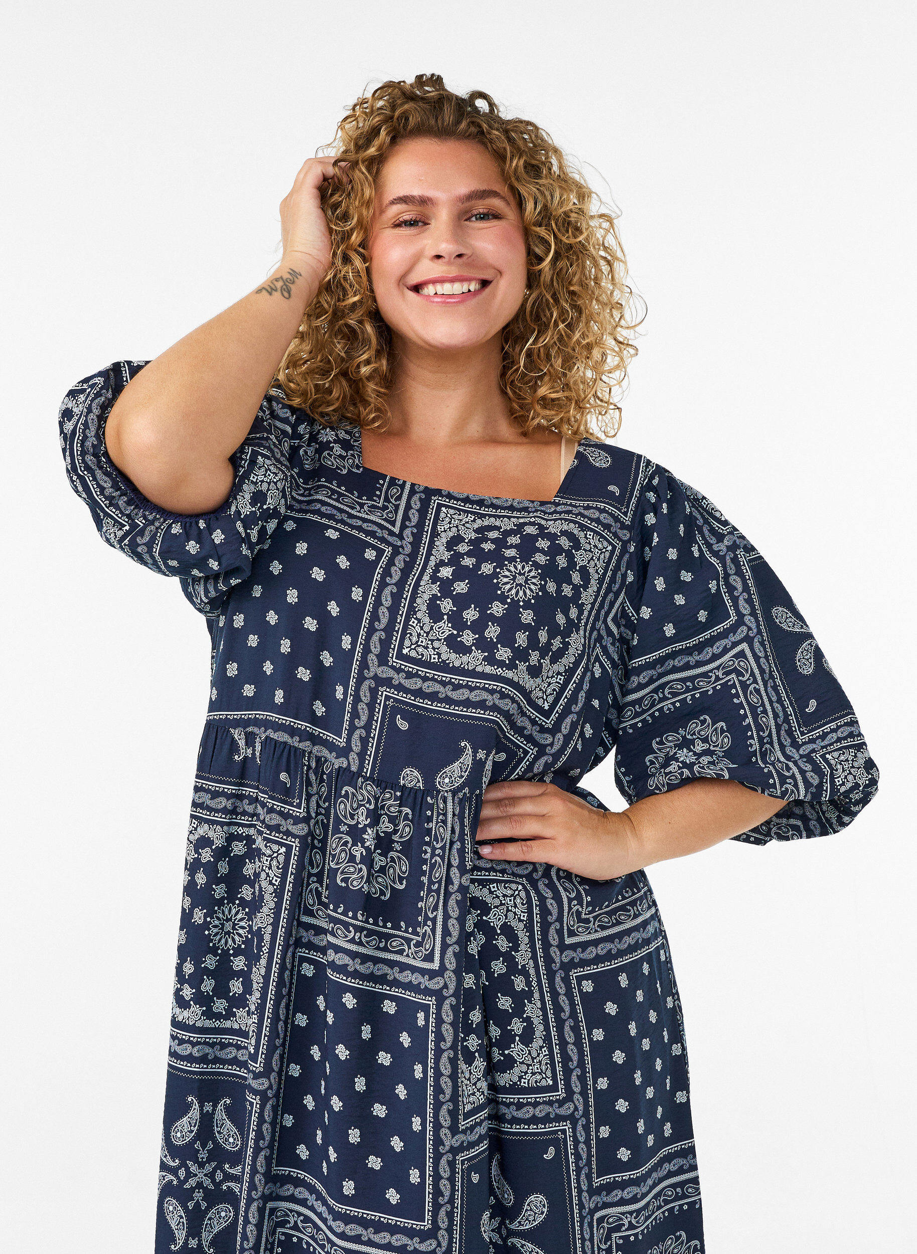ZizziAnkellang kjole i viskose med paisley-trykk og korte ermer, Bl&aring;, Model image number 2