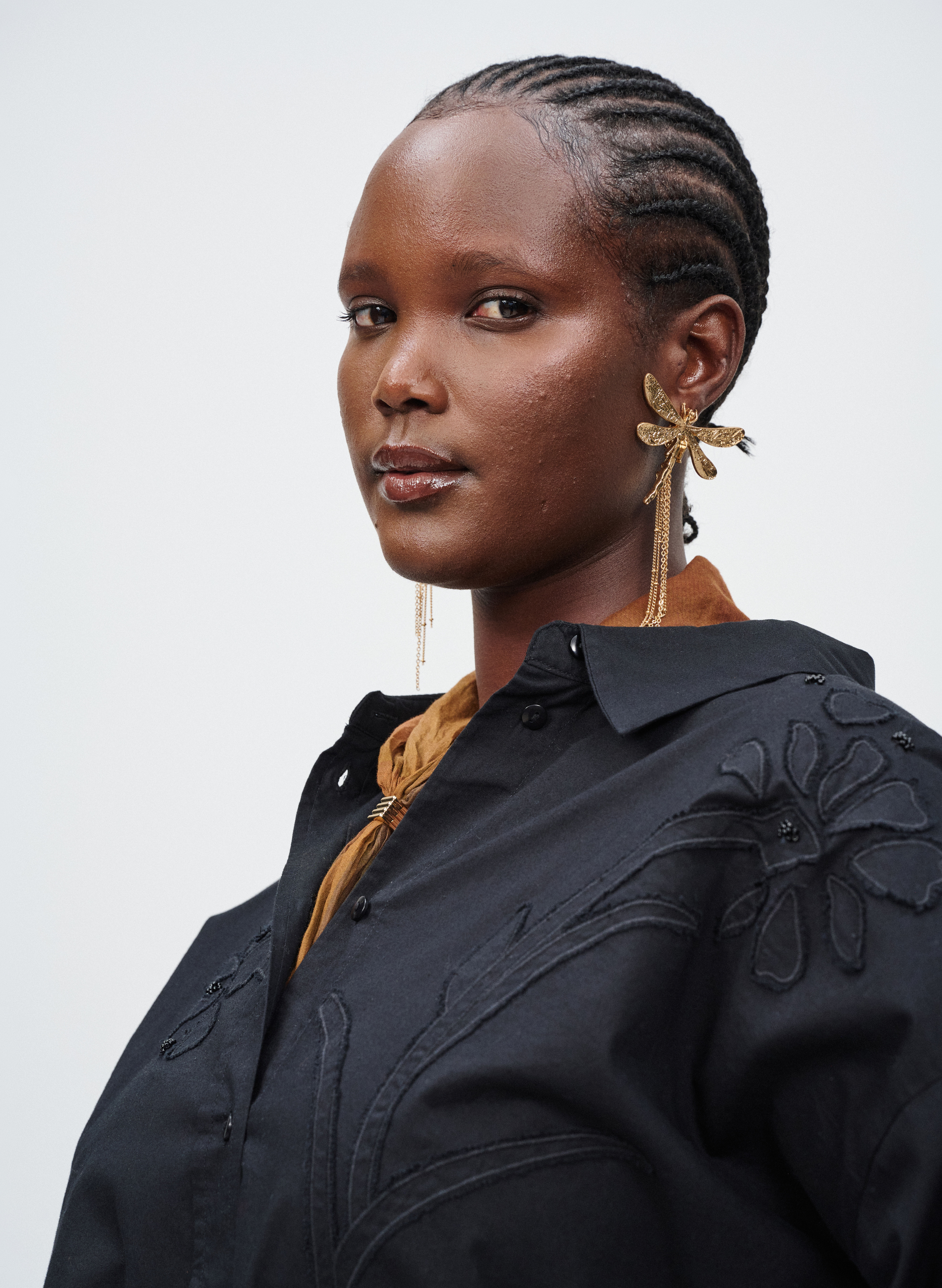 Zizzi Svart skjorte med blomsterbroderi, , Model