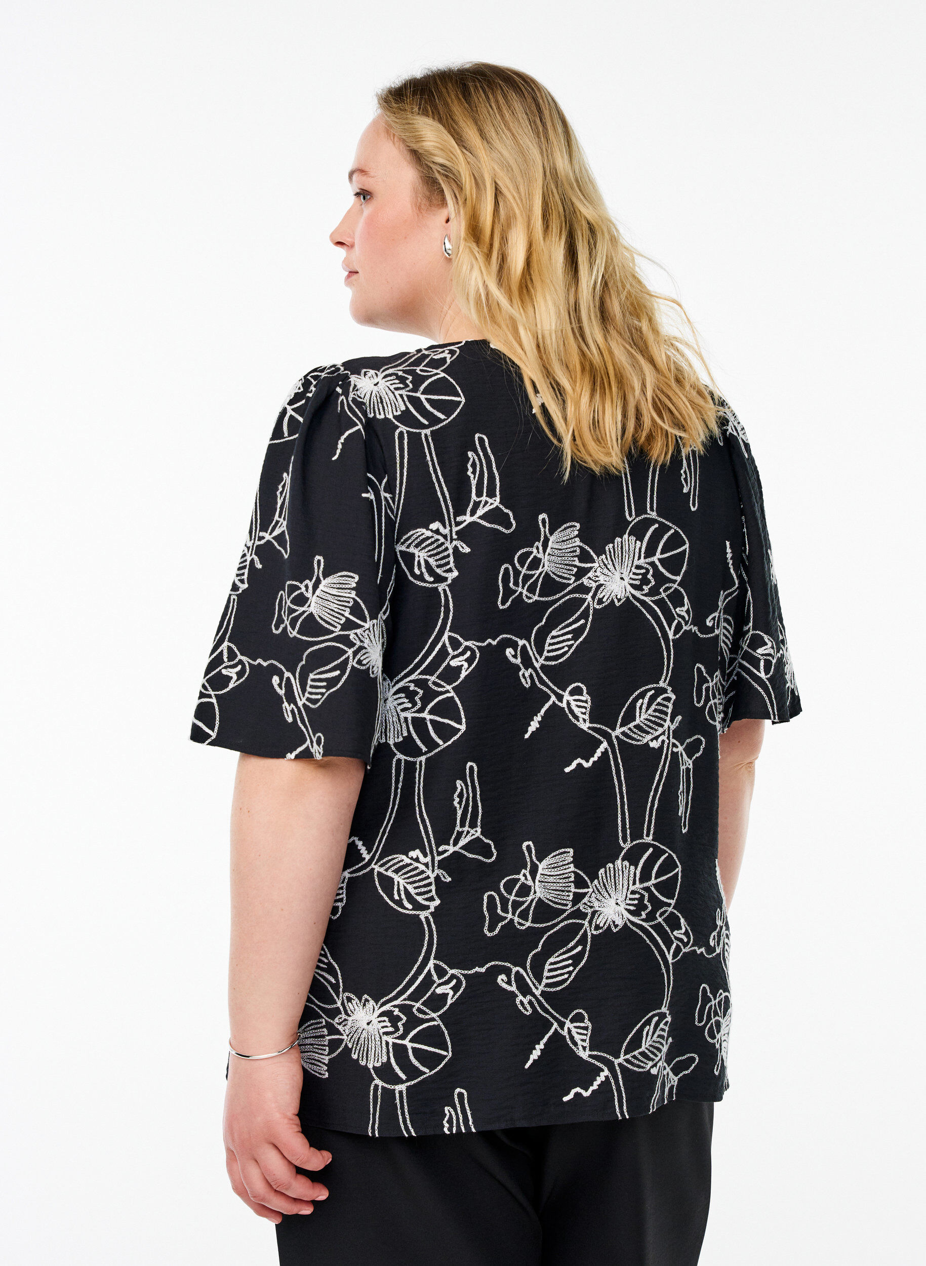 ZizziKortermet bluse med brodert m&oslash;nster, Svart, Model image number 2