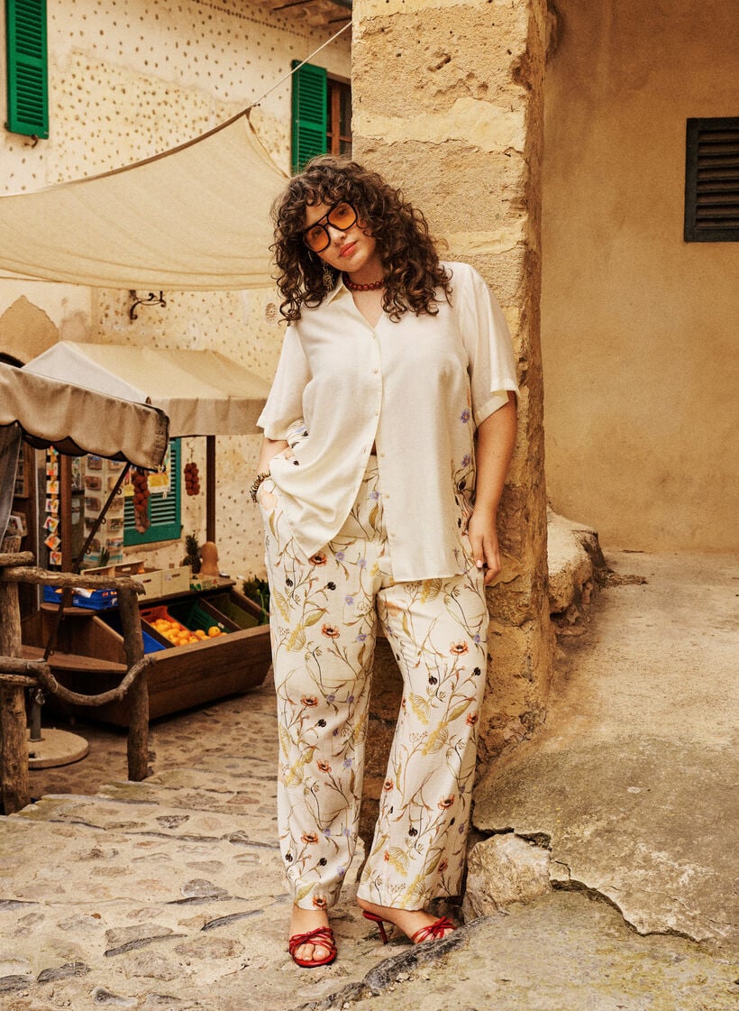 H&oslash;y midje viskosebukser med blomstertrykk, Beige, Image image number 0