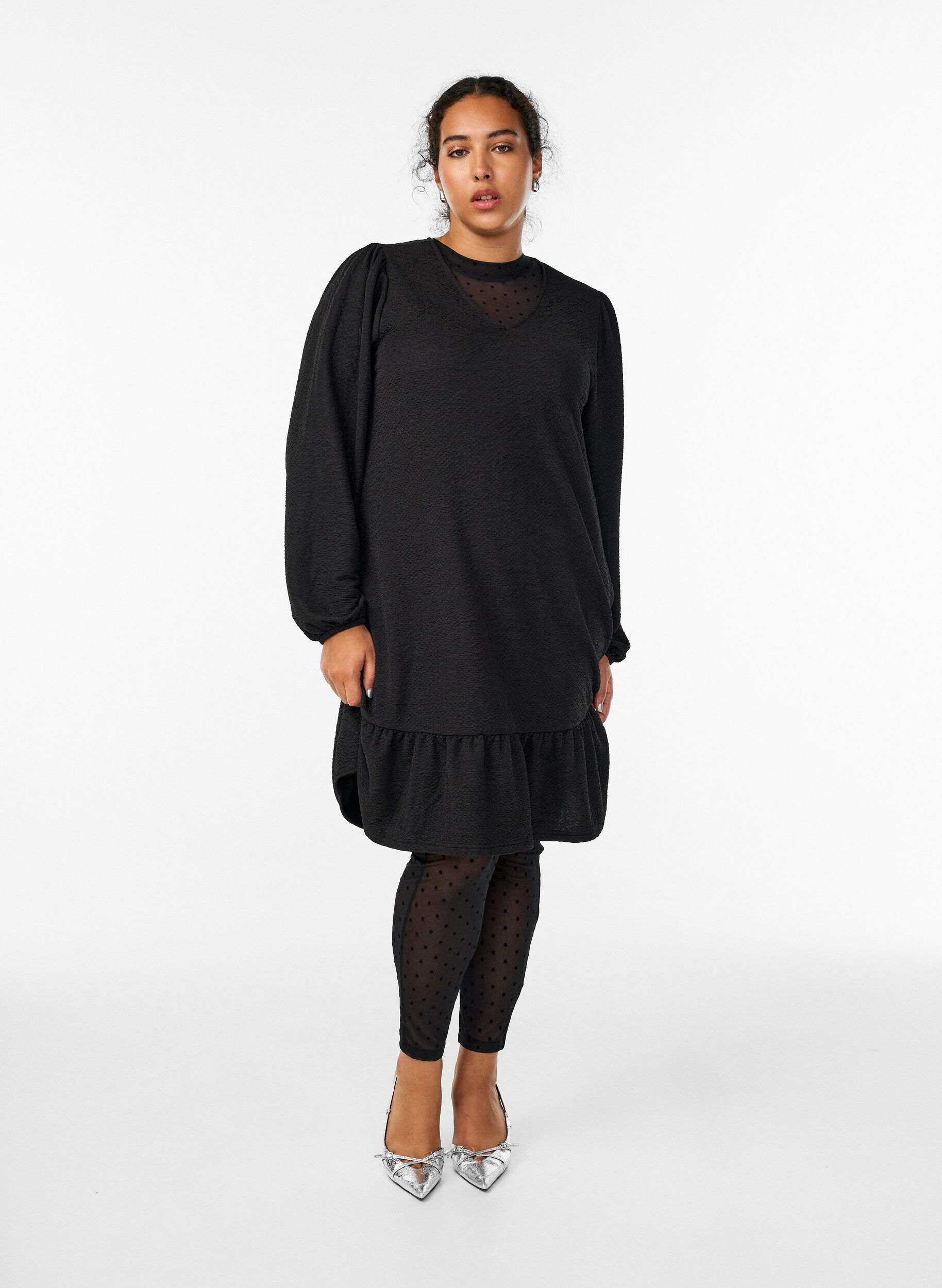 Zizzi Kort strukturert kjole med volangkant nederst, Svart, Model image number 1