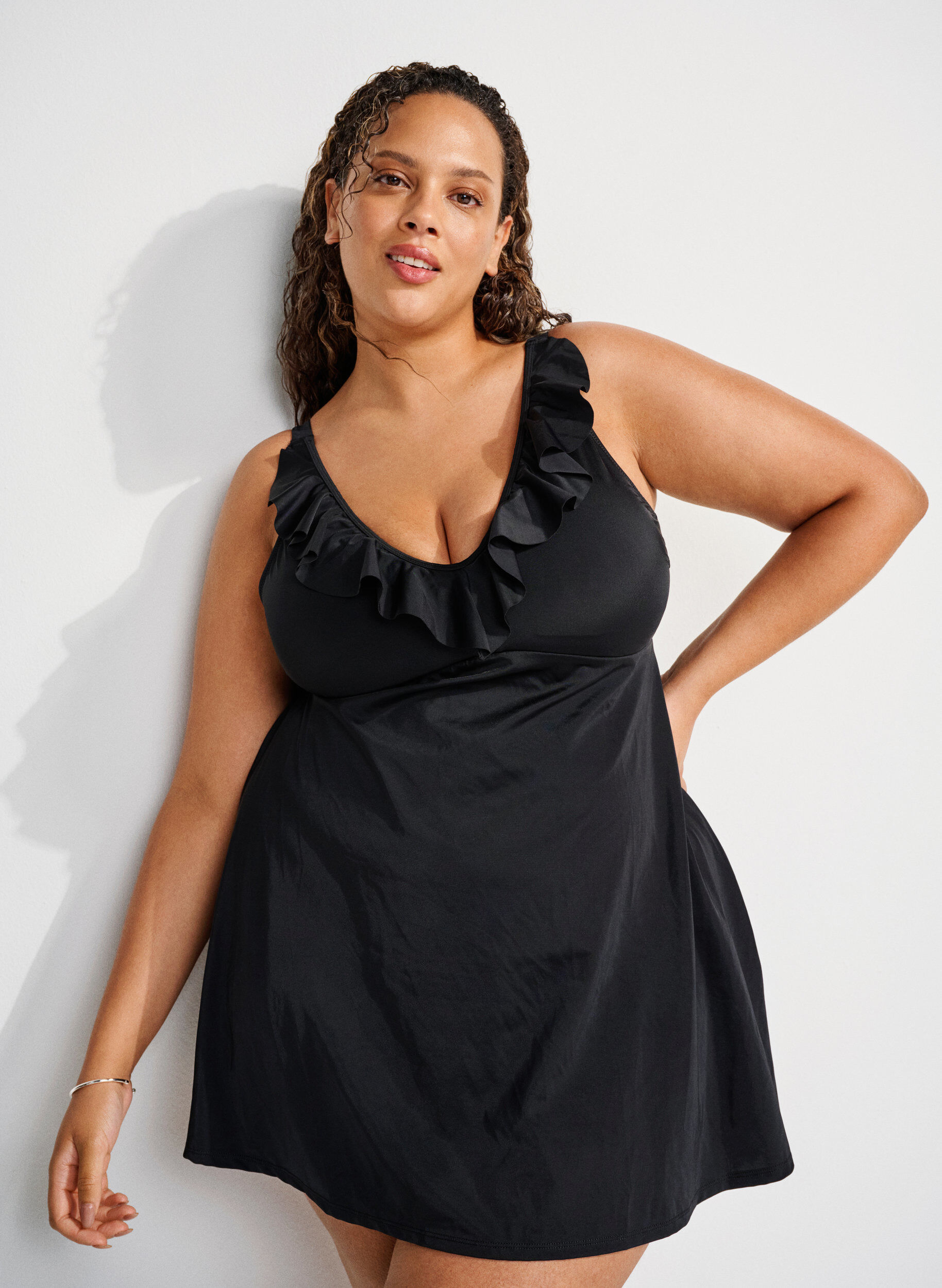 Zizzi Sv&oslash;mmekjole med volanger og avtagbar polstring, Svart, Image image number 0