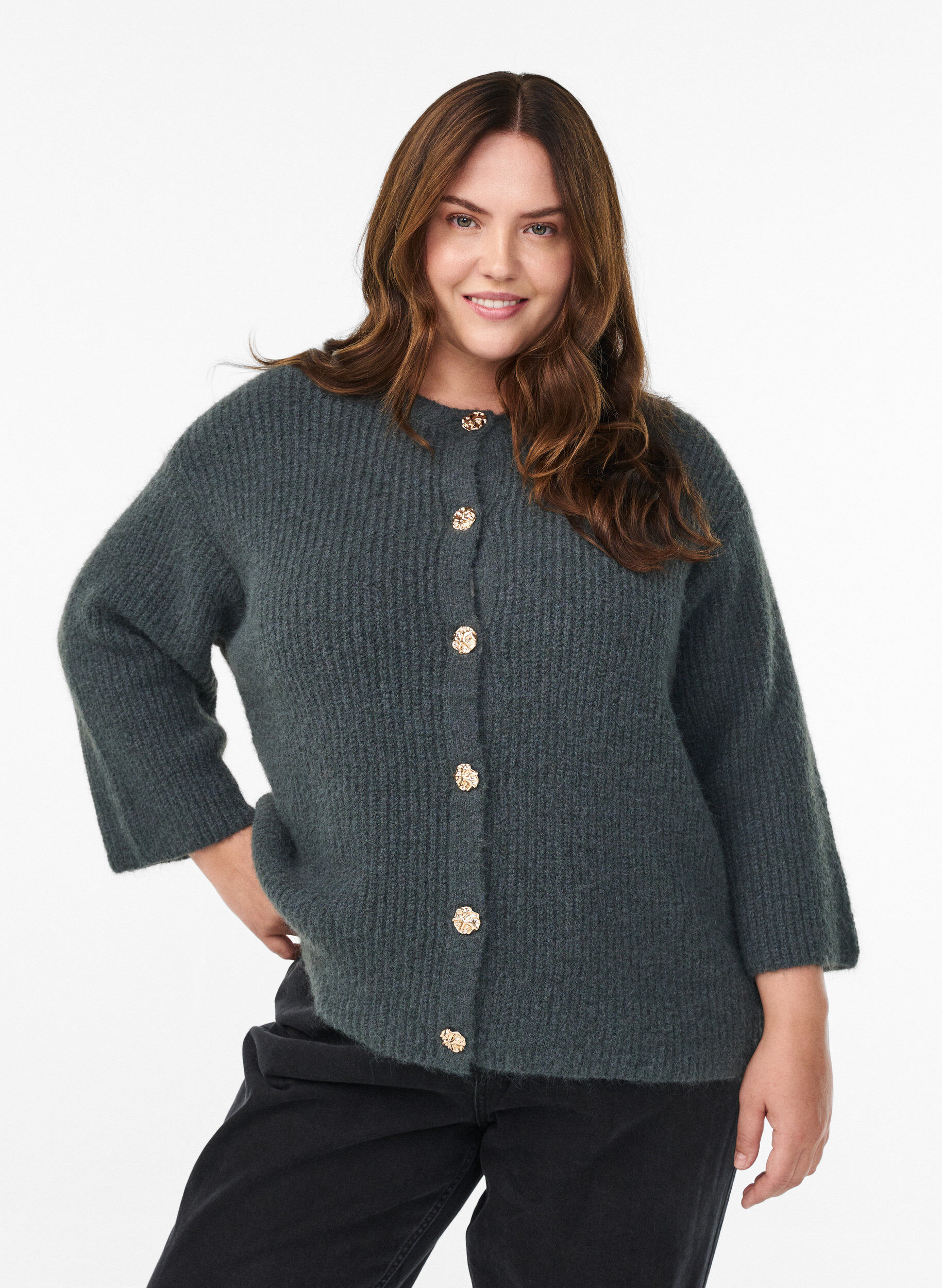 Kort cardigan med 3/4-ermer og gullfargede teksturerte knapper, Gr&oslash;nn, Model
