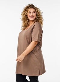Ensfarget oversized t-skjorte med V-hals, Brun Ensfarget oversized t-skjorte med V-hals, Brun, Model