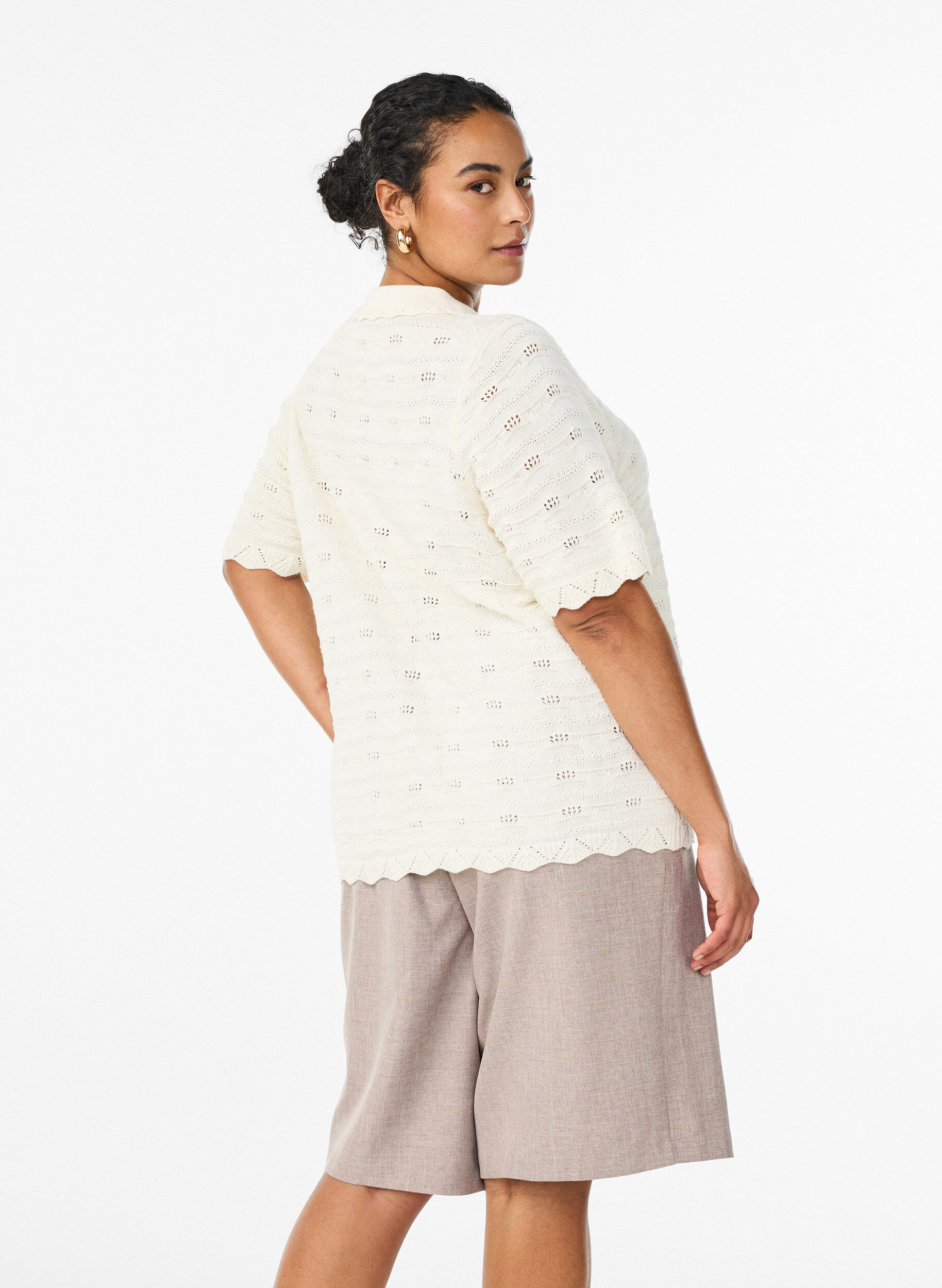 Zizzi Kortermet cardigan med poloskjorte-krage og hullbroderi, Vanilje, Model image number 2