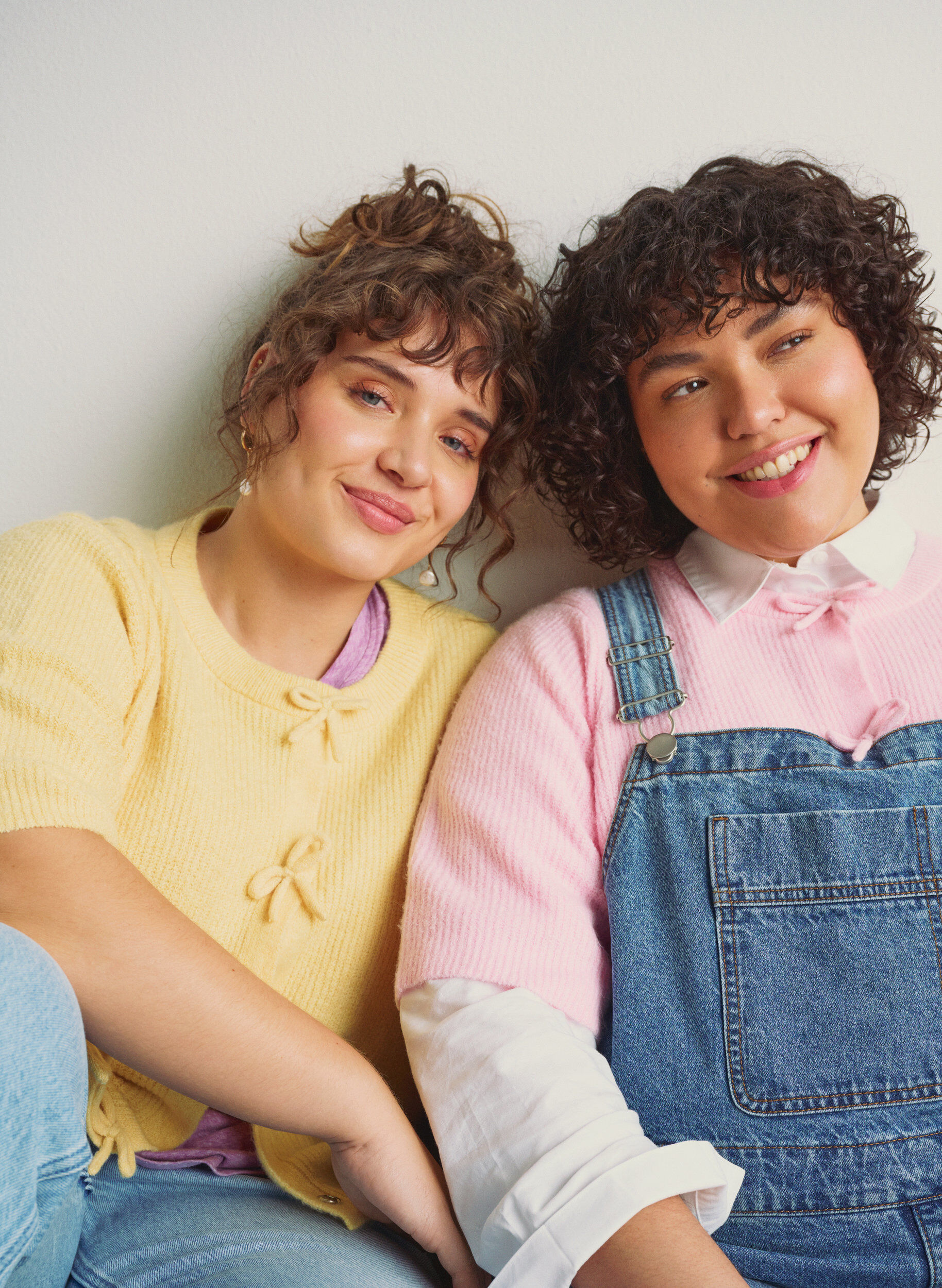 Kortermet strikke kardigan med sl&oslash;yfer