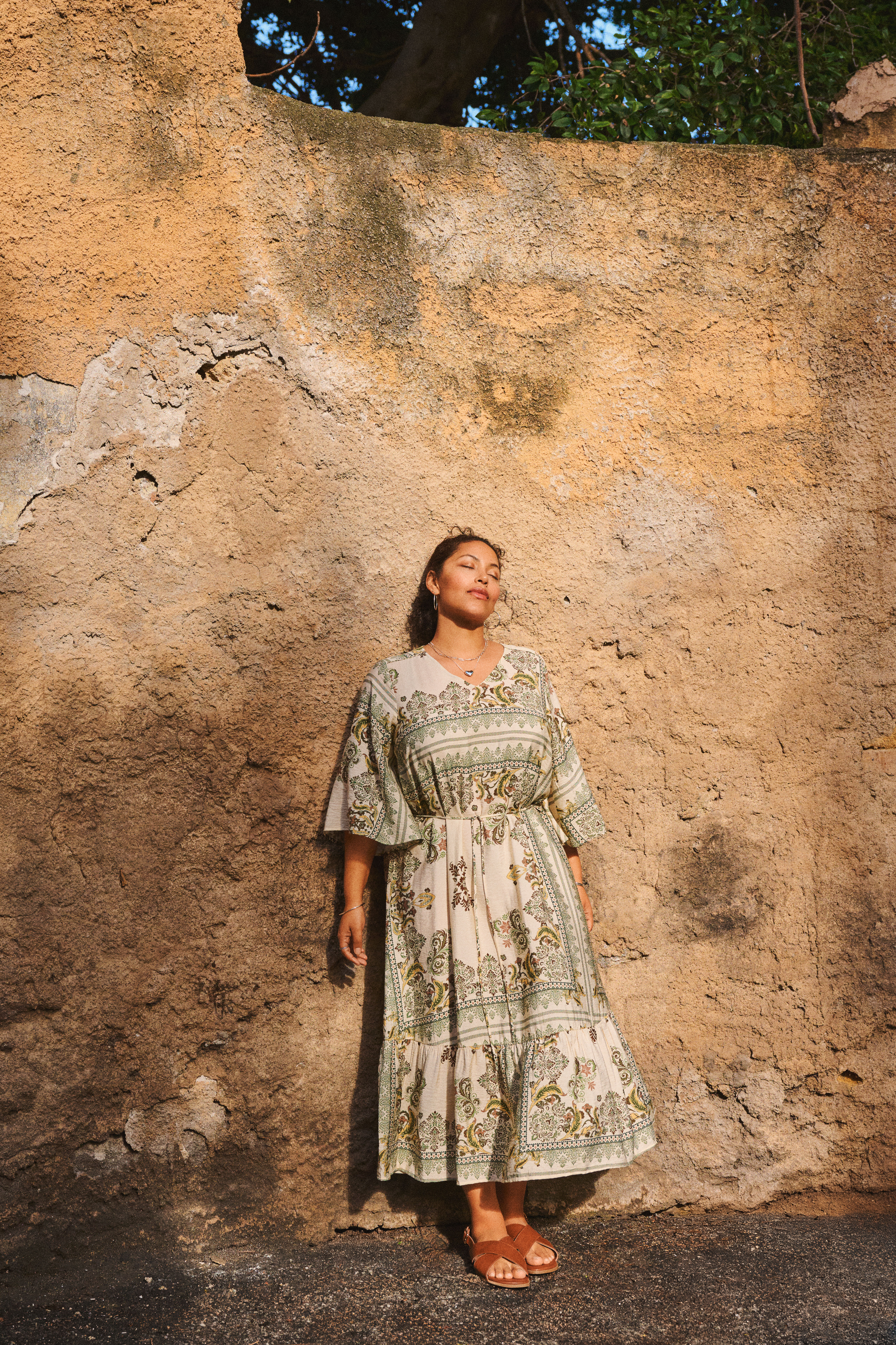 Zizzi M&oslash;nstret kjole i gr&oslash;nne toner, , Model