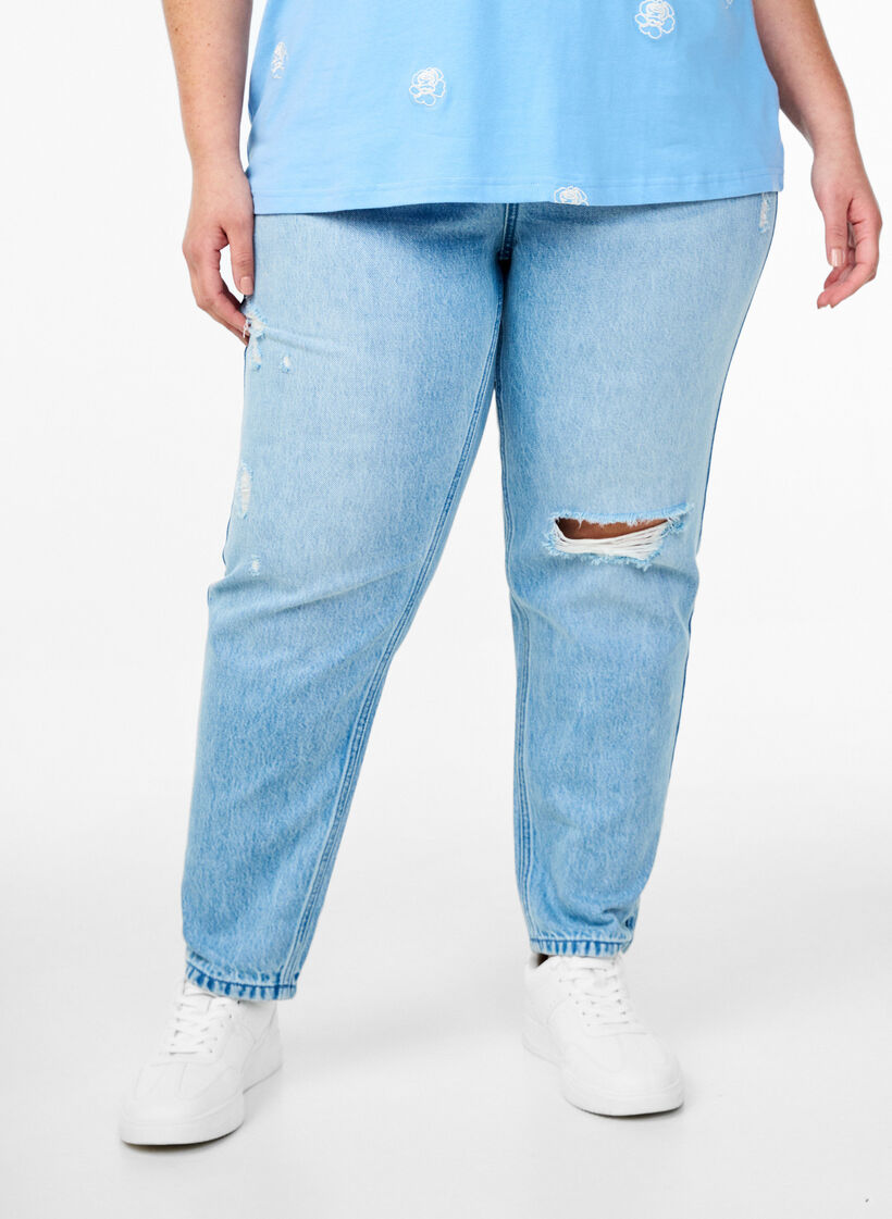 Mille Mom fit jeans med distressed detaljer, Light Blue Denim, Model
